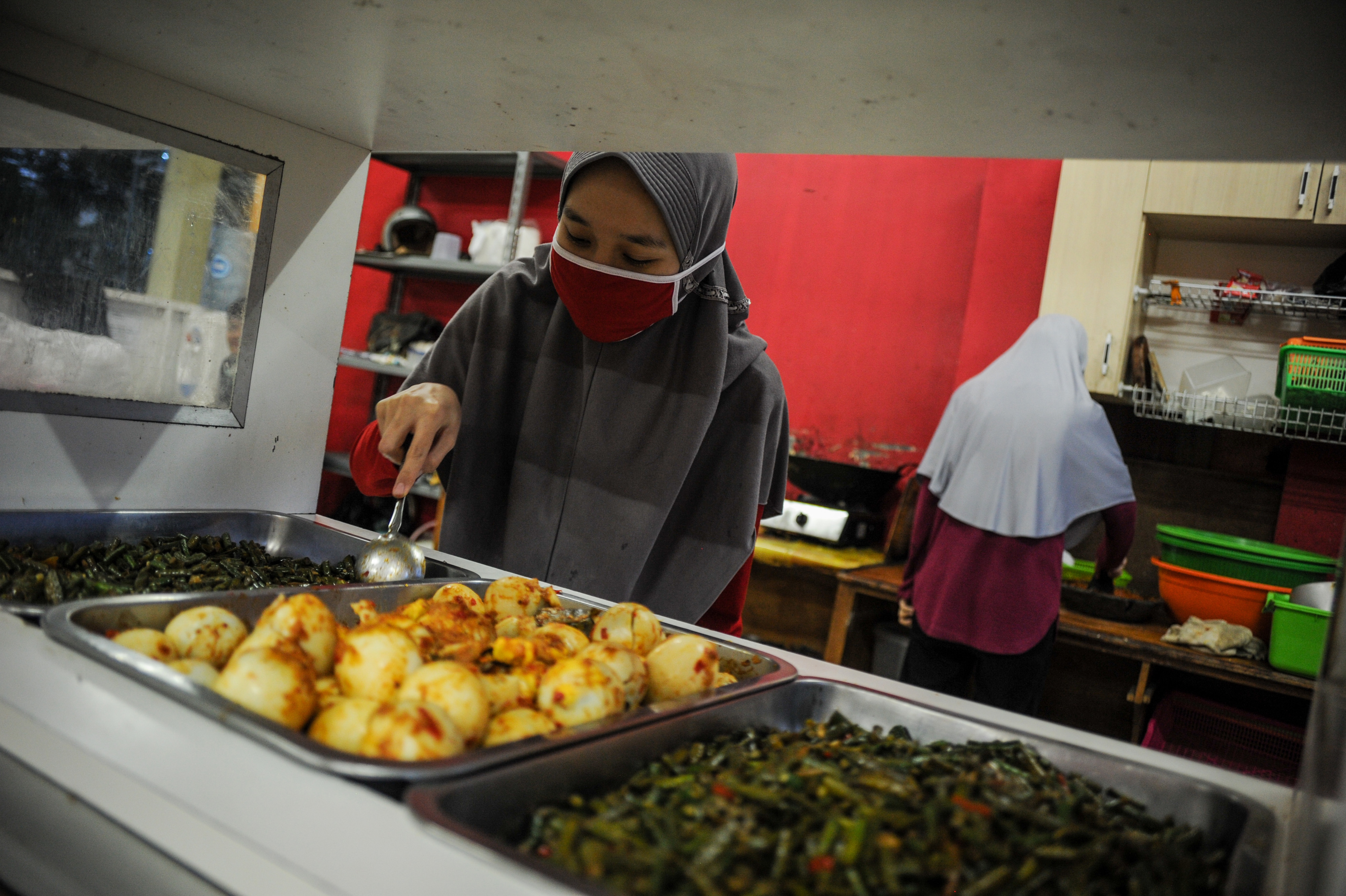 Sejumlah mahasiswa menyiapkan makanan di dapur umum asrama milik Universitas Padjajaran (Unpad) di Jatinangor, Sumedang, Rabu (6/5).