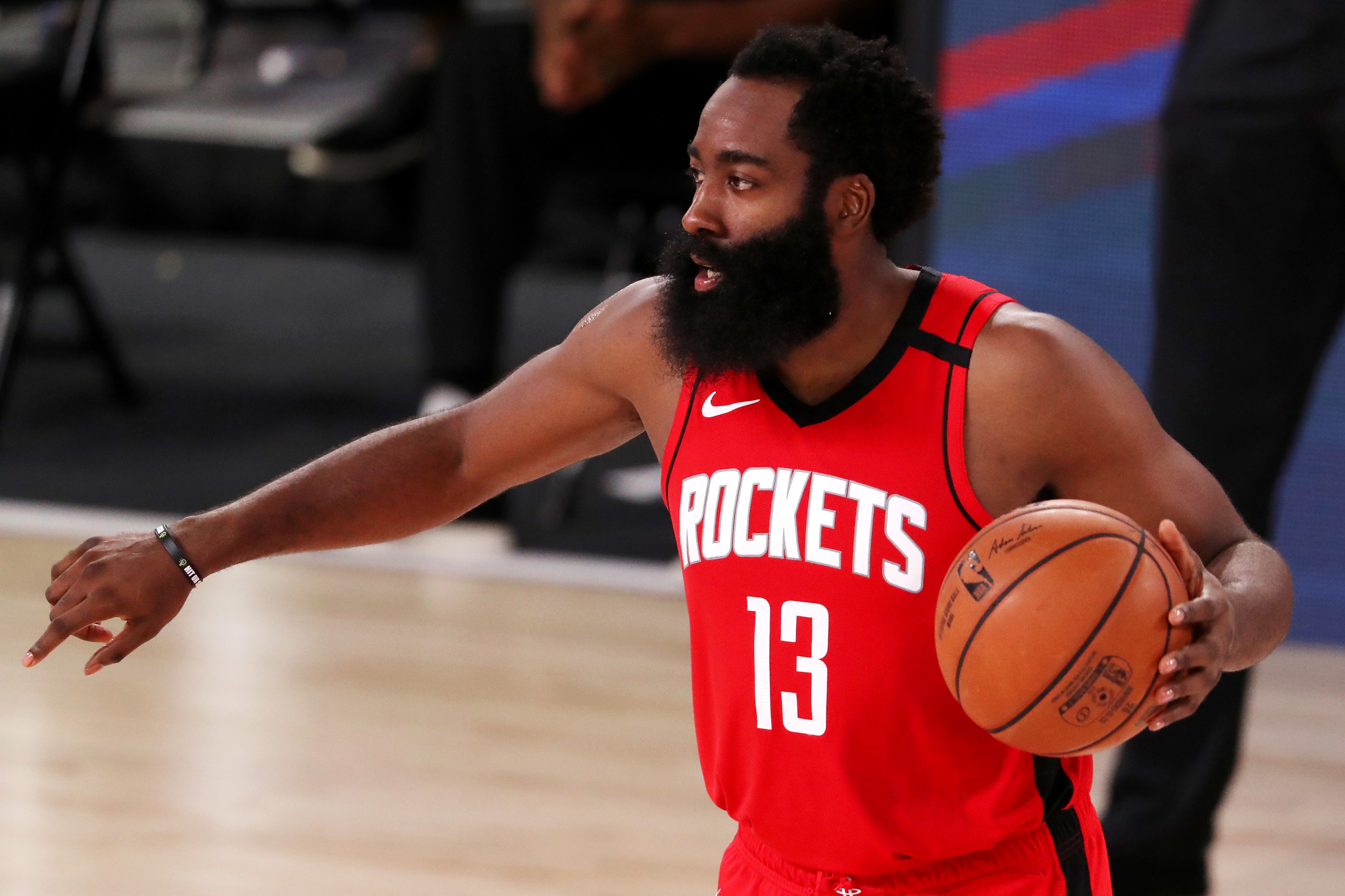 Pemain Houston Rockets James Harden menggiring bola pada babak kedua melawan Dallas Mavericks, kemarin.