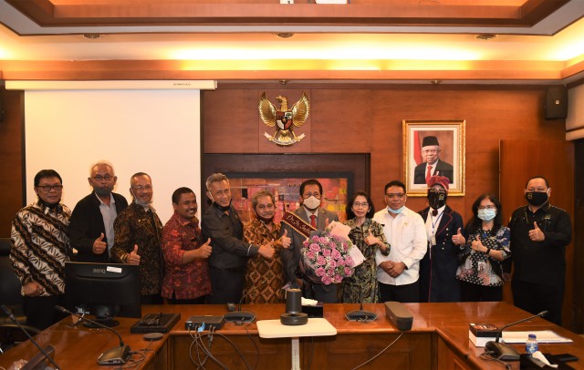 Sekjen DPR RI Indra Iskandar berfoto seusai sidang terbuka secara virtual di Gedung Setjen DPR RI, Senayan, Jakarta, Rabu (19/8/2020).