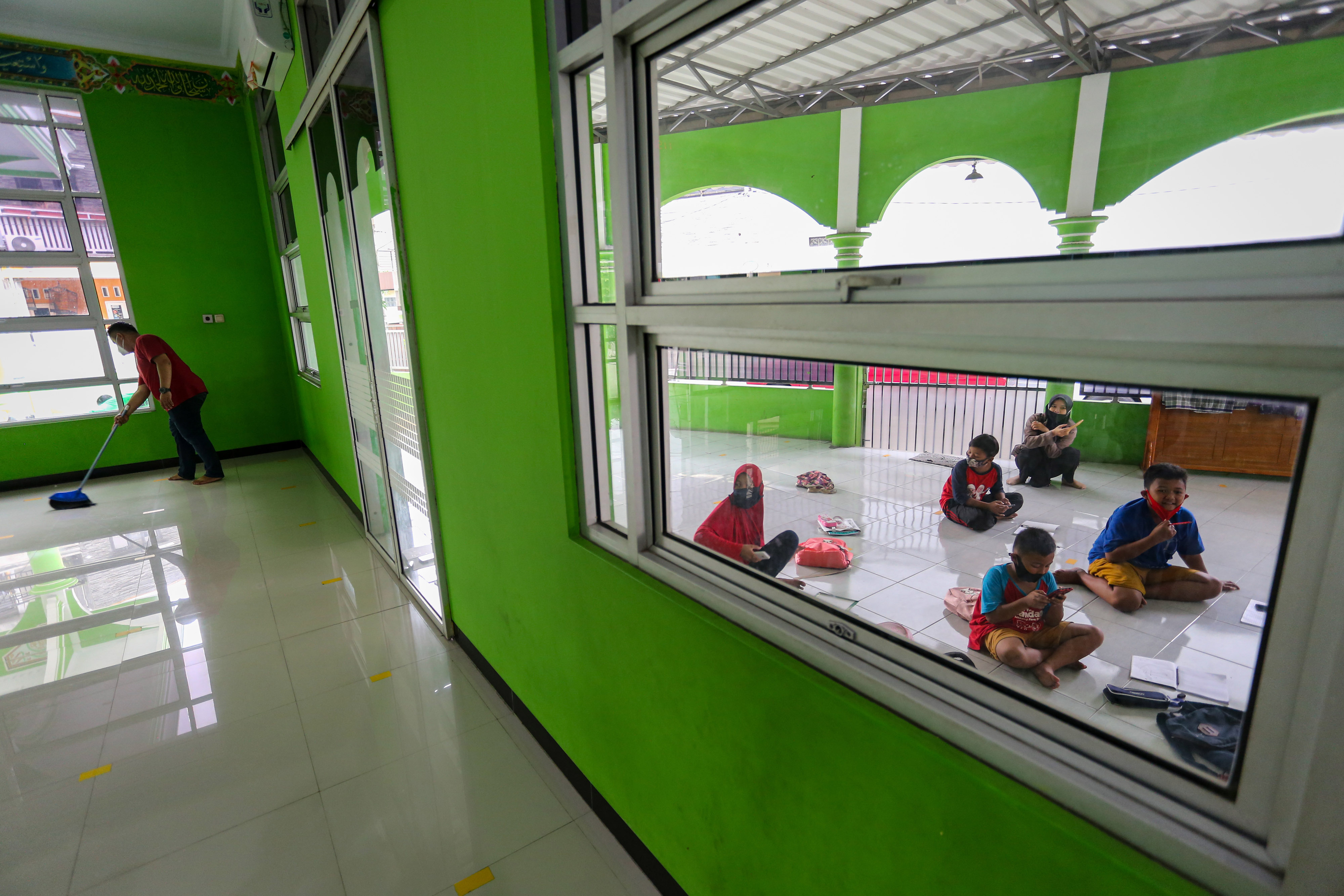 Siswa di tangerang berkumpul di Masjid untuk mendapat akses internet graytis yang digunakan untuk PJJ