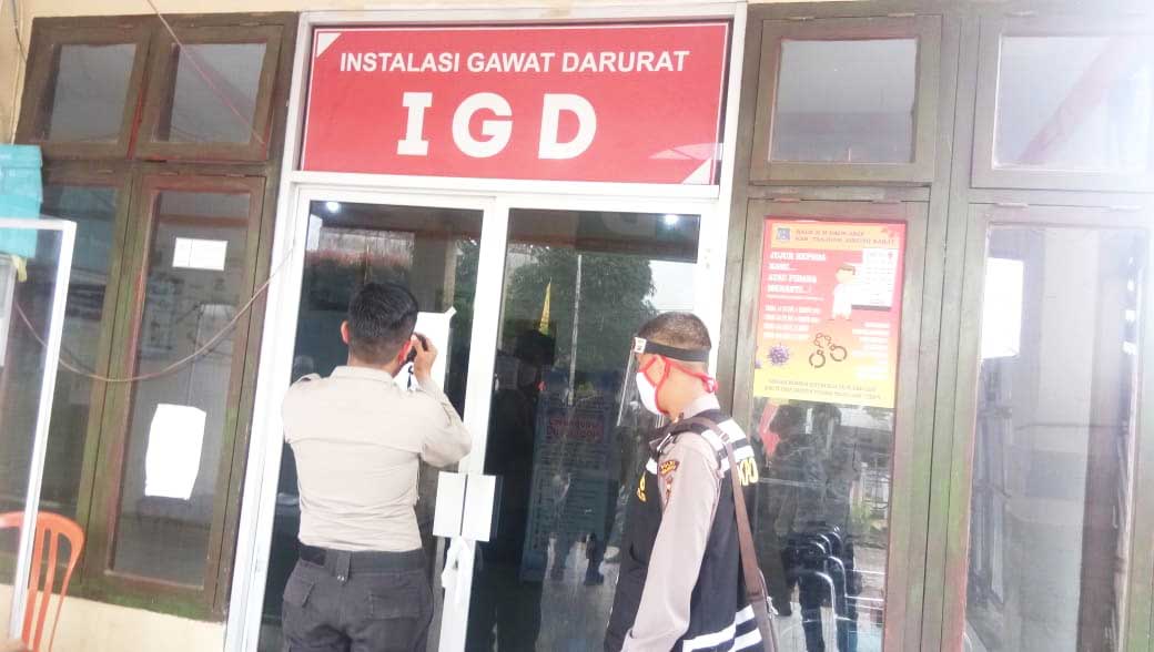 Ruang IGD RS Daud Aruif Kota Kuala Tungkal Kabupaten Tanjungjabung Barat, Jambi ditutup setelah dua nakes positif covid-19.