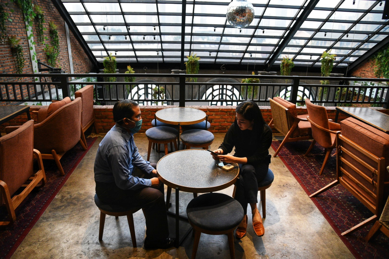 Sejumlah pengunjung beraktivitas di restoran Nara, Senopati, Jakarta