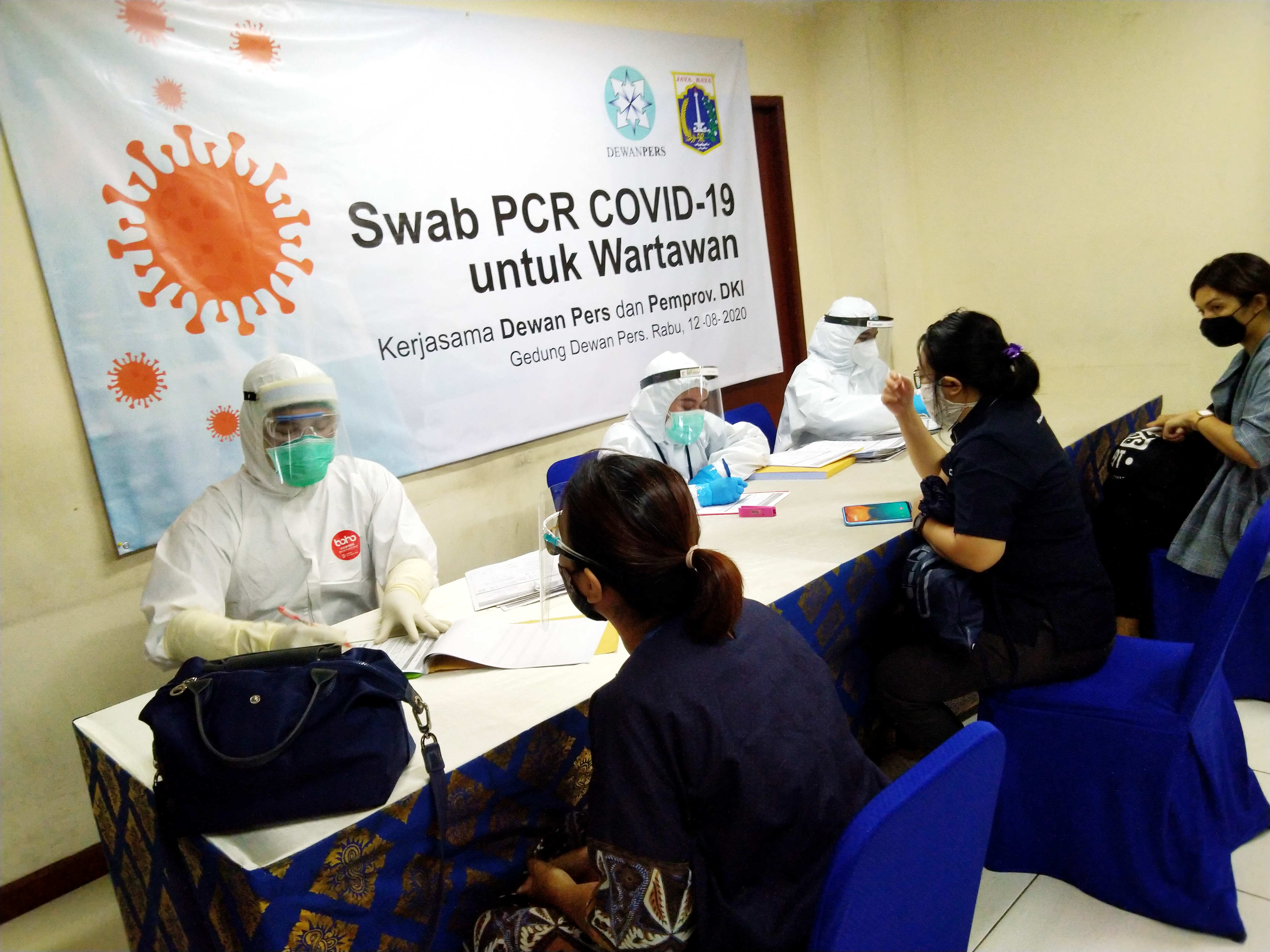  Petugas medis melakukan tes usap (swab test) kepada wartawan.