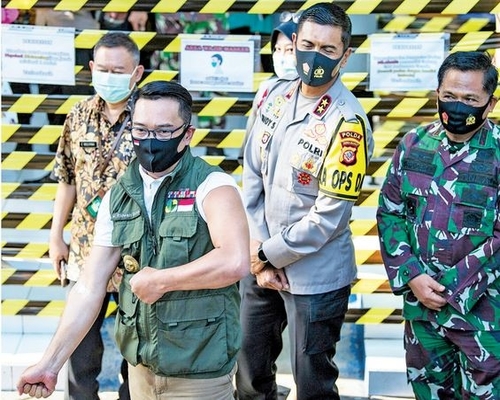 Gubernur Jawa Barat Ridwan Kamil menunjukkan tanda suntik vaksin di Puskesmas Garuda, Kecamatan Andir, Kota Bandung, Jawa Barat, kemarin.