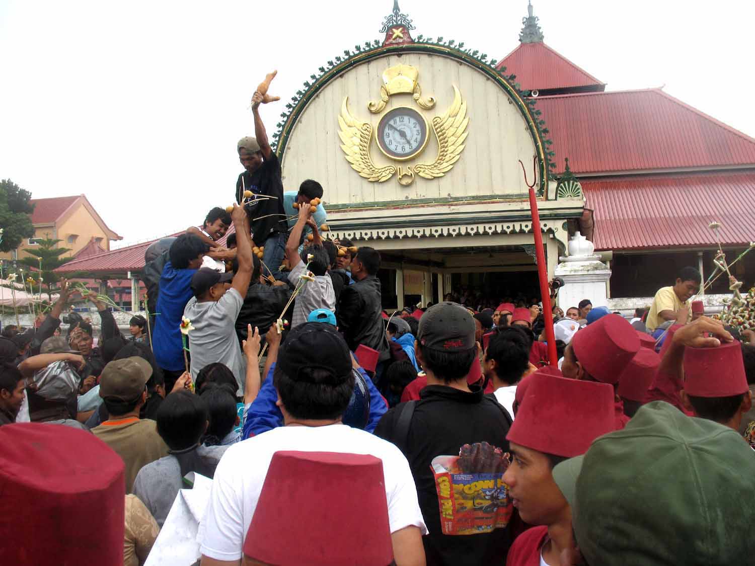 Meski hujan mengguyur Yogyakarta, namun tidak mengurangi minat masyarakat untuk berebut gunungan pada perayaan Garebeg Besar tahun lalu.