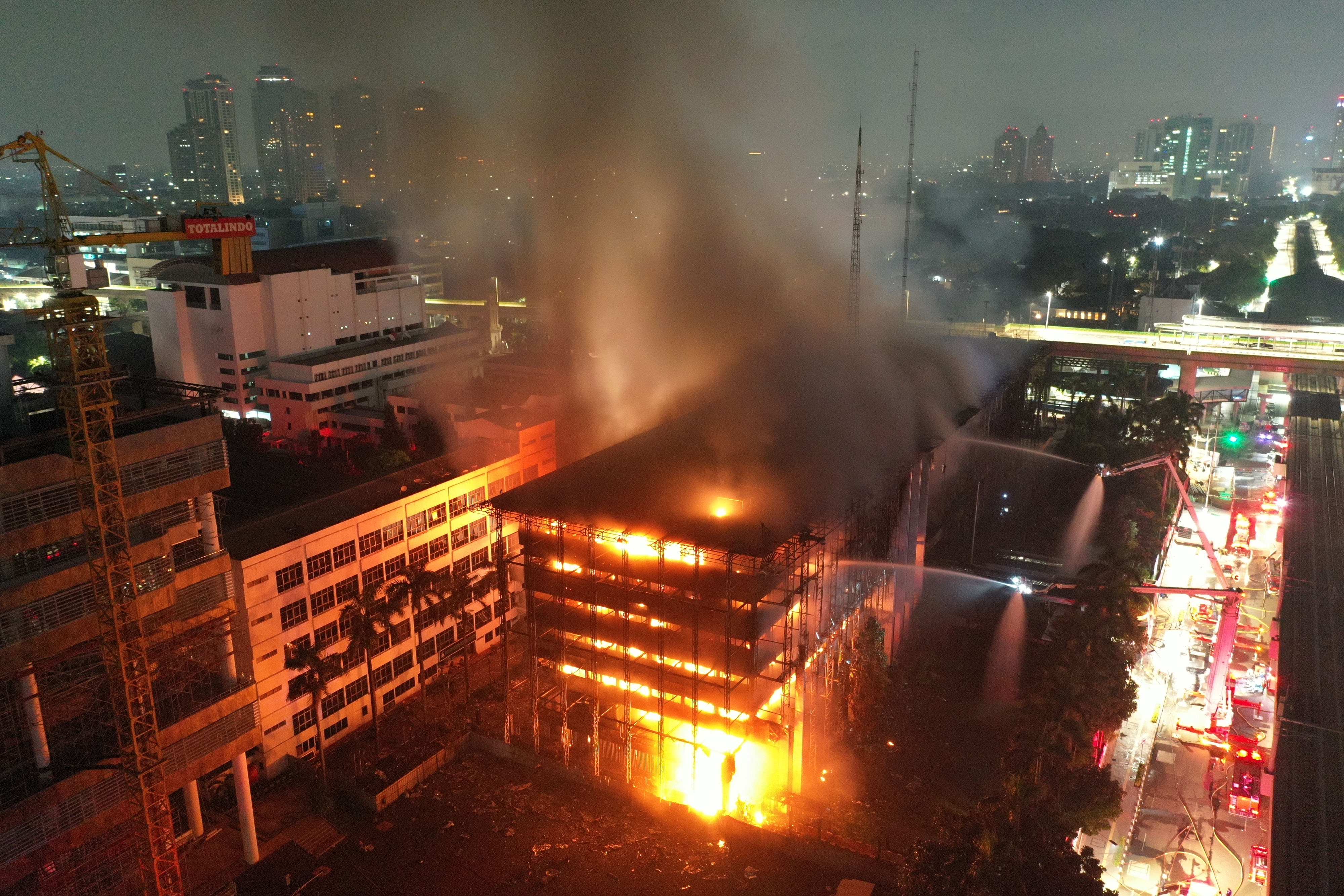Foto udara gedung Kejaksaan Agung RI yang terbakar pada Sabtu (23/8) malam.