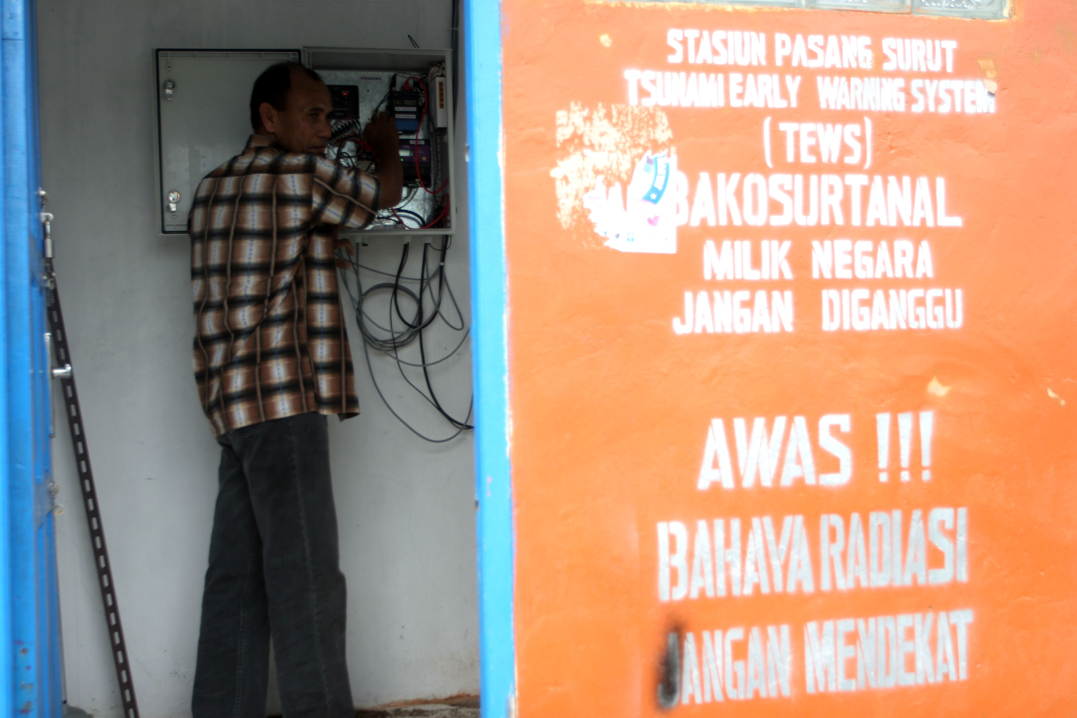  Seorang petugas memeriksa alat deteksi tsunami, di stasiun pasang surut sistem peringatan dini tsunami, di Simuelue, Aceh.