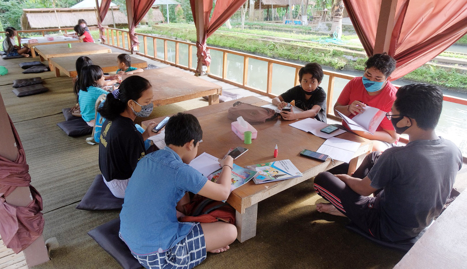 Sejumlah siswa SD belajar secara daring di Waroeng D'Abing, Desa Bitera, Gianyar, Bali, Kamis (6/8).