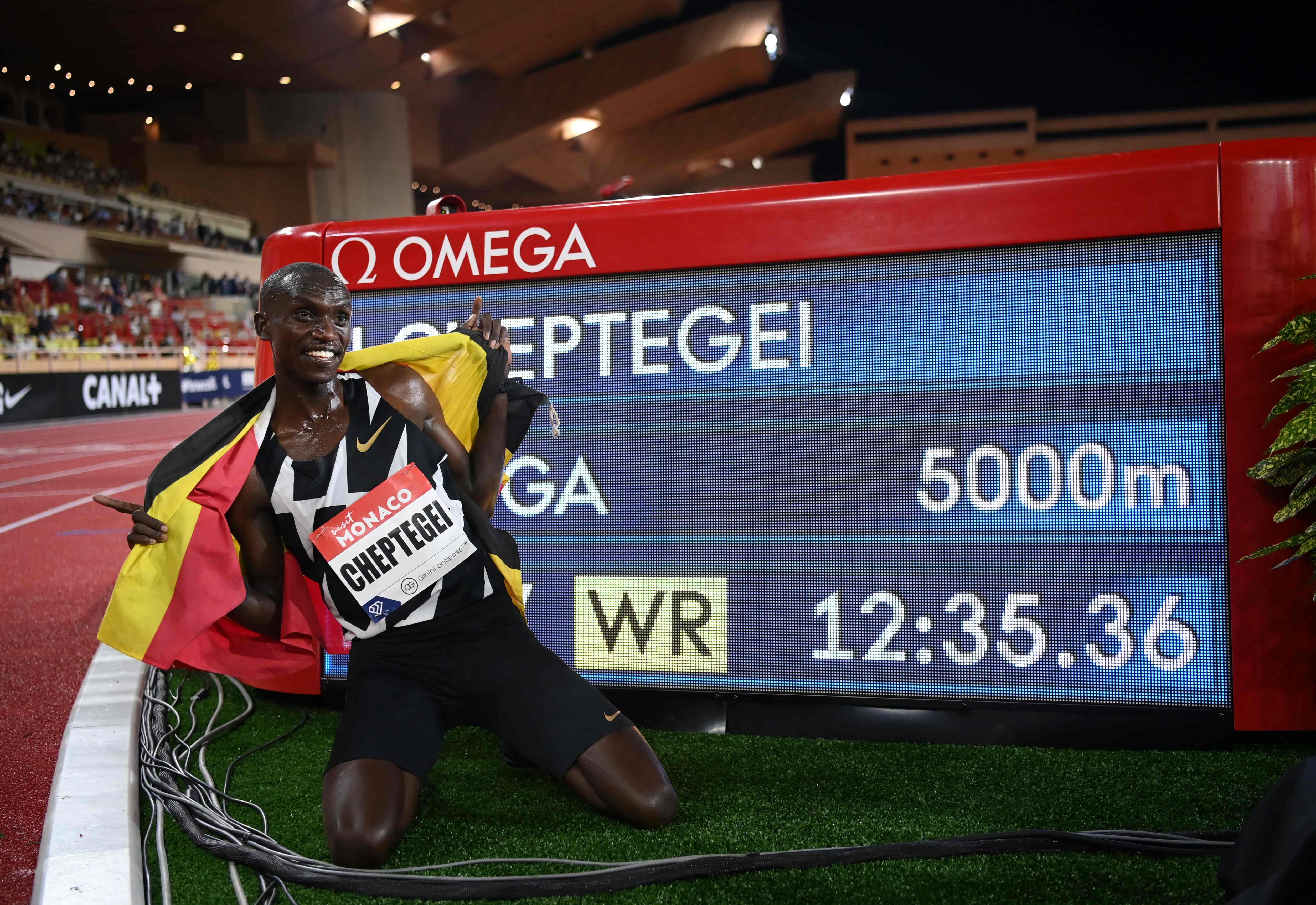 Pelari Uganda Joshua Cheptegei memecahkan rekor dunia lari 5000 meter putra.