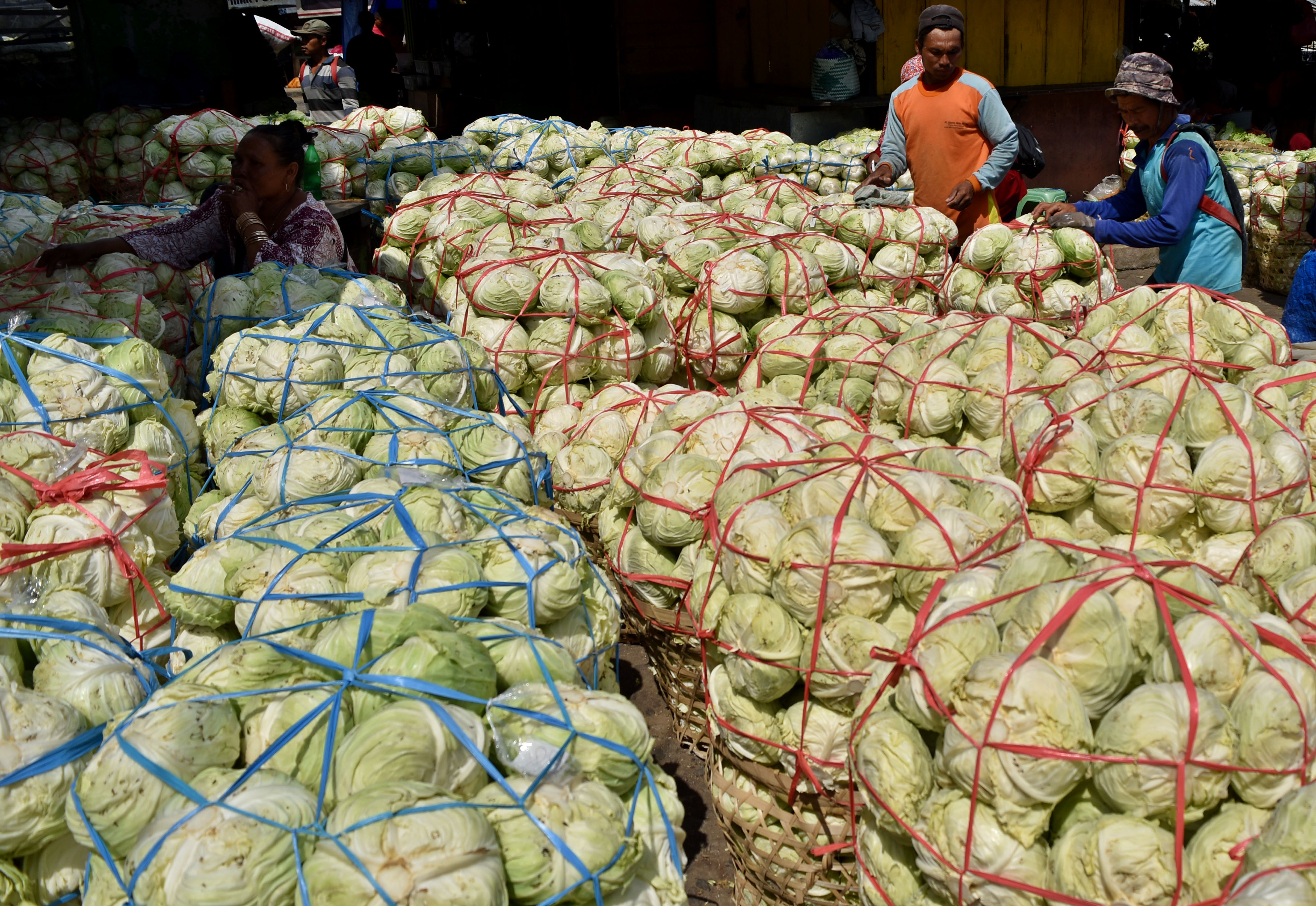  Pedagang dan pembeli bertransaksi sayuran kubis di Sub Terinal Agribisnis Pasar Jetis, Bandungan, Kabupaten Semarang, Jawa Tengah,