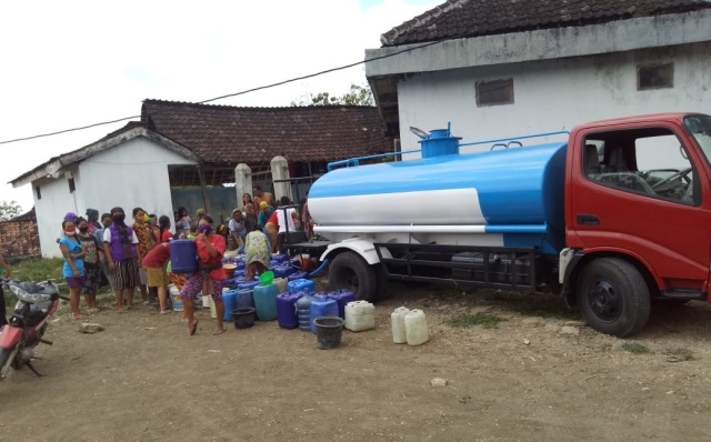 Ilustrasi: warga antre pembagian air bersih.