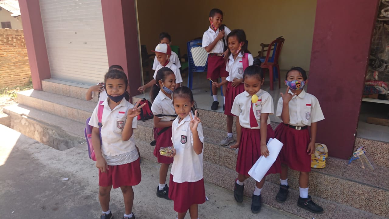 Pemkab Sikka melarang anak-anak sekolah diantar dengan ojek ke sekolah. Orangtua harus mengantarkan sendiri anaknya ke sekolah.