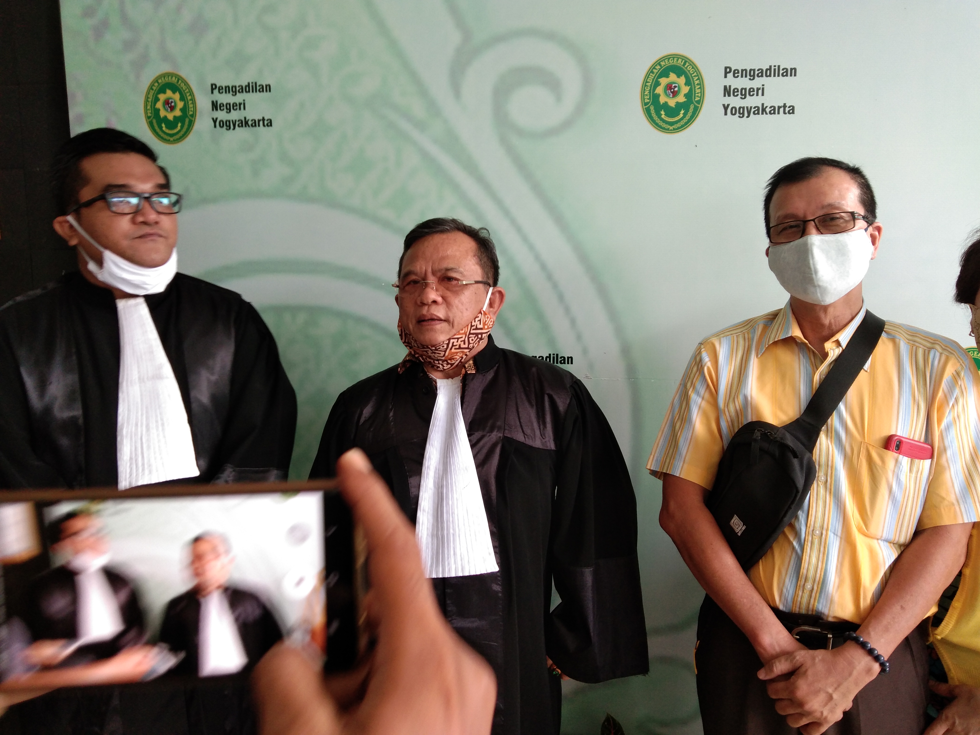 i Oncan Poerba (tengah) penasehat hukum pasangan Agus Artadi dan isterinya Yenni Indarto yang menjual rumah kini menjadi terdakwa.