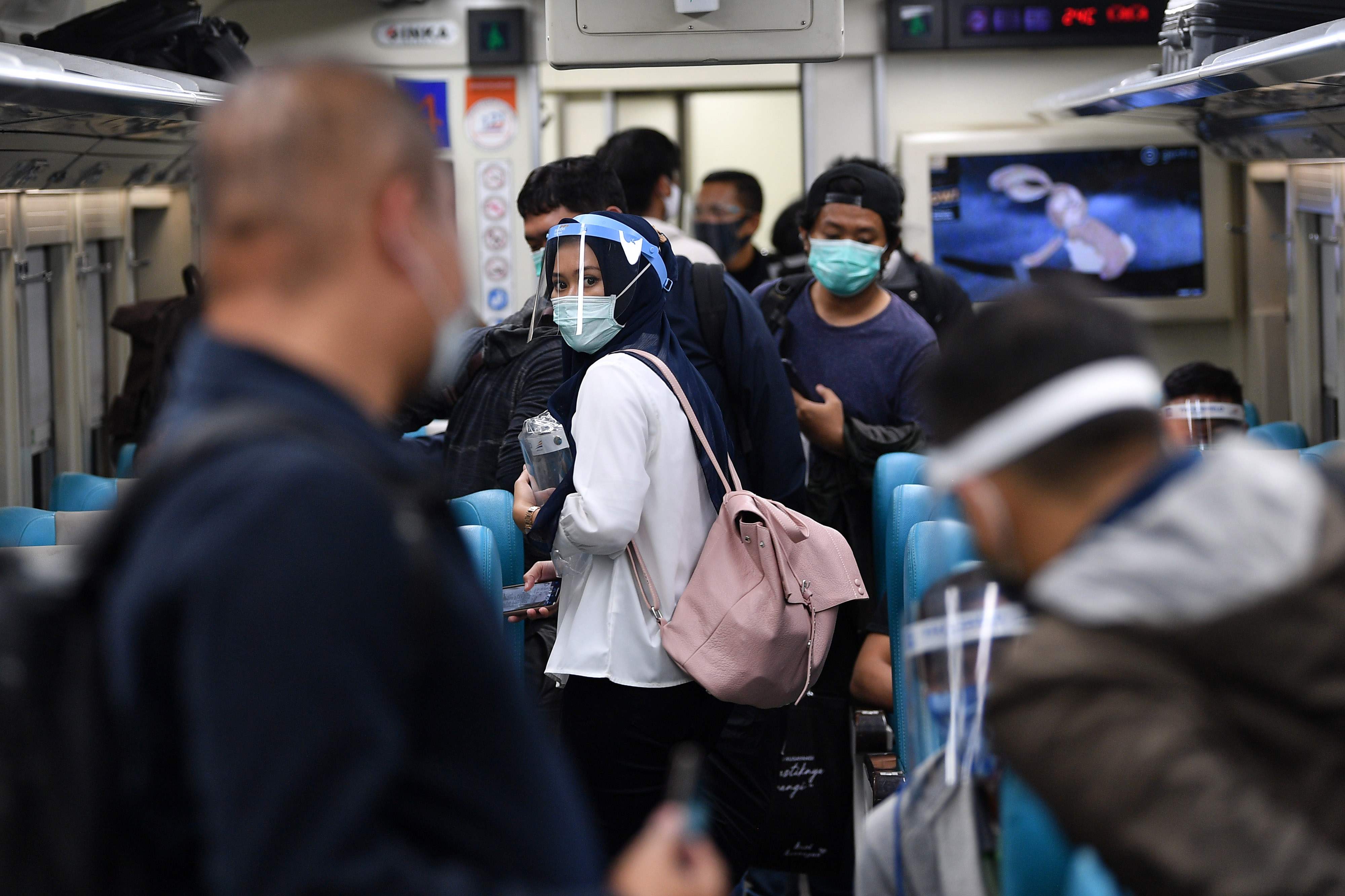 Sejumlah penumpang kereta api Mutiara Selatan mencari tempat duduknya di Stasiun Gambir, Jakarta Pusat.