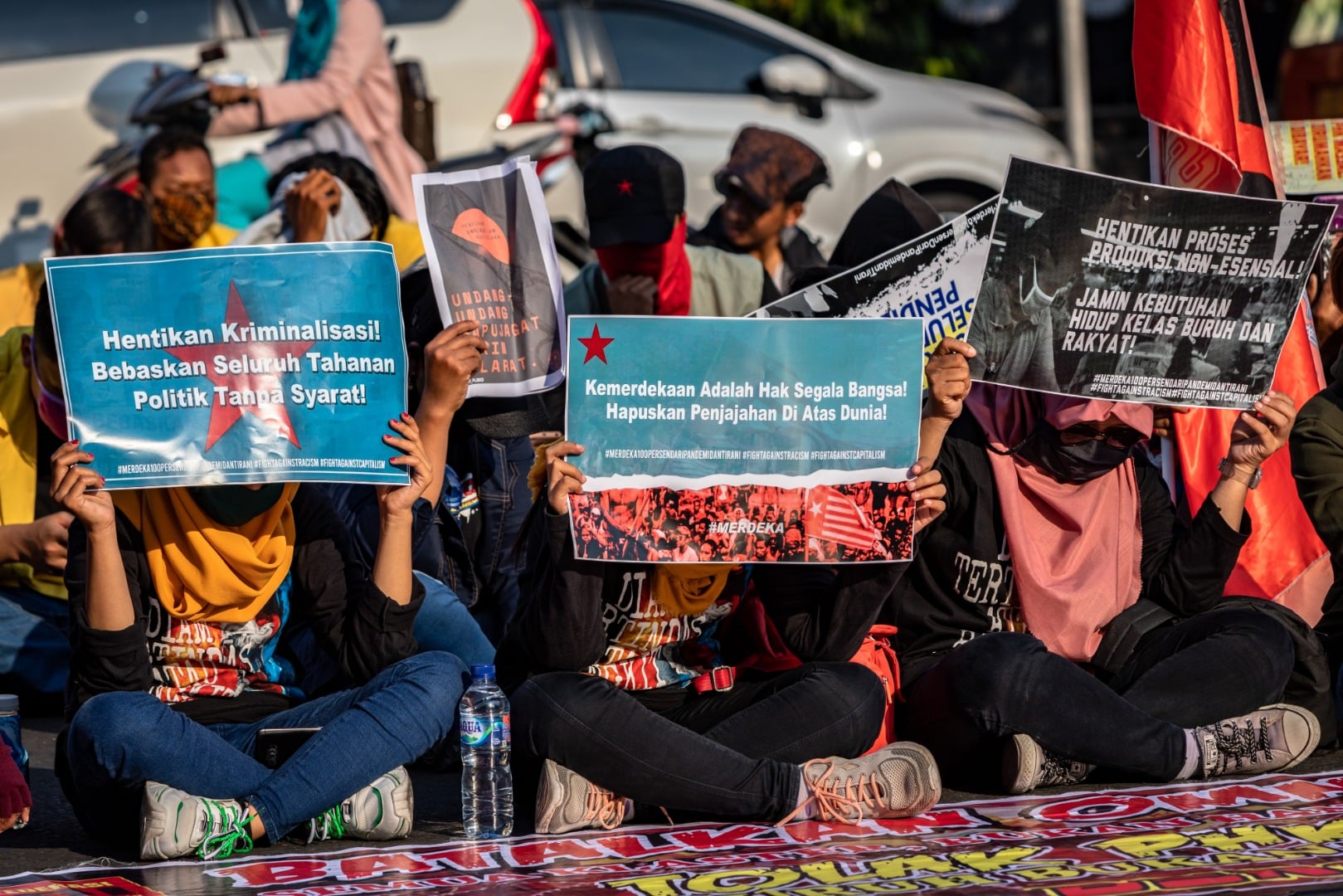 Massa yang tergabung dalam Aliansi Gerakan Rakyat Menggugat (GERAM) berunjuk rasa di depan gedung DPRD Jateng di Semarang, Jawa Tengah.