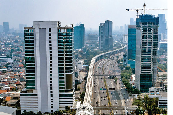 PASAR PROPERTI INDONESIA: Pembangunan gedung bertingkat di kawasan Pancoran, Jakarta, Minggu (2/8). 