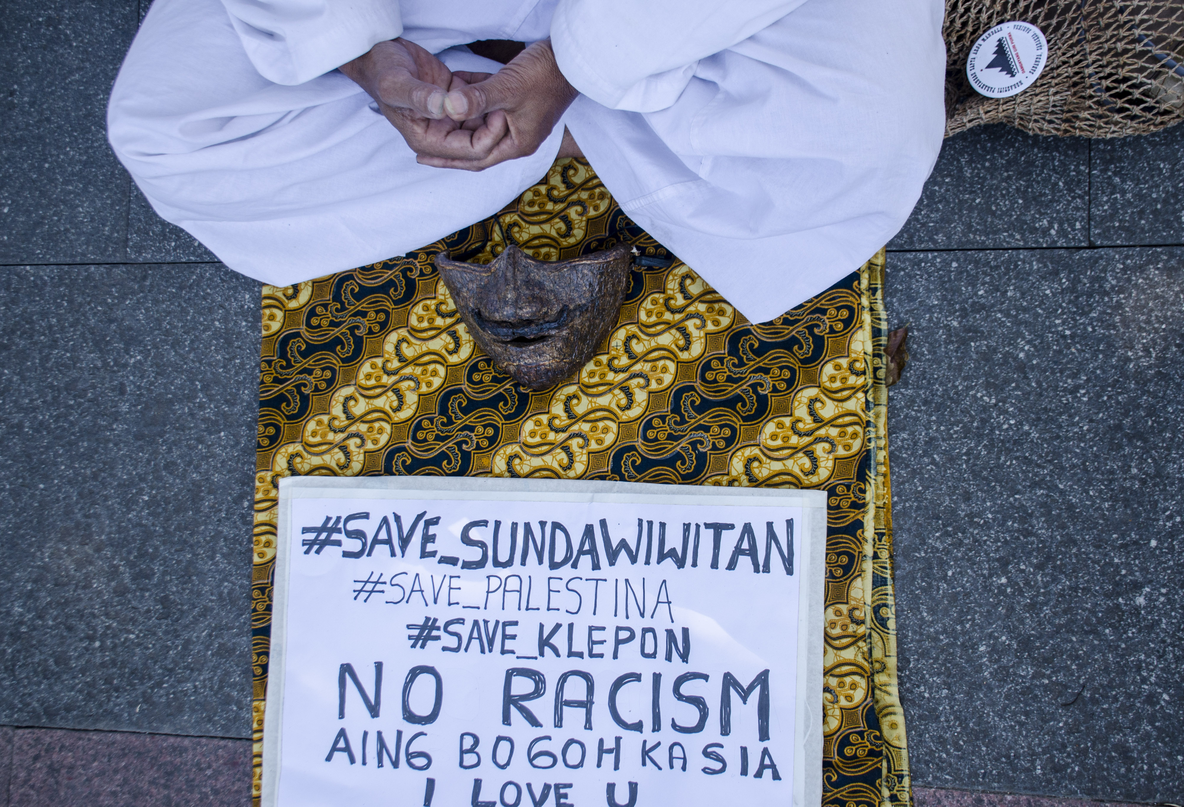 Budayawan berdoa saat aksi dukung Sunda Wiwitan Cigugur di depan Gedung Sate Bandung, Jawa Barat, Senin (27/7).
