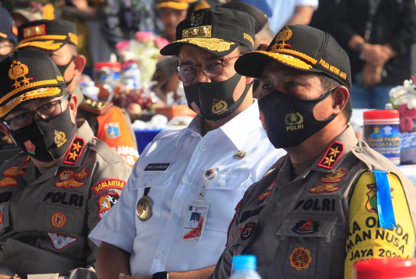 Gubernur DKI Jakarta Anies Baswedan (tengah).