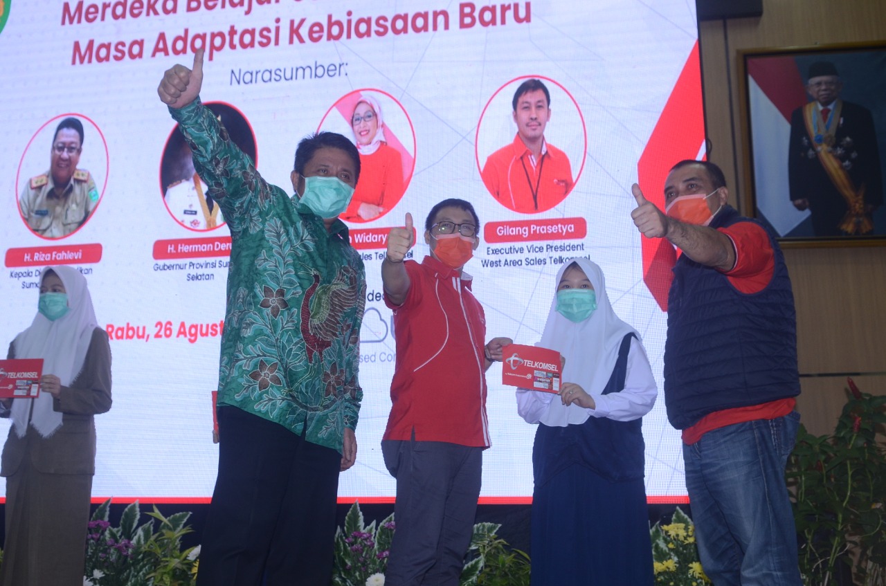 Gubernur Sumsel Herman Deru menyerahkan kuota belajar merdeka gratis kepada pelajar di Sumsel.