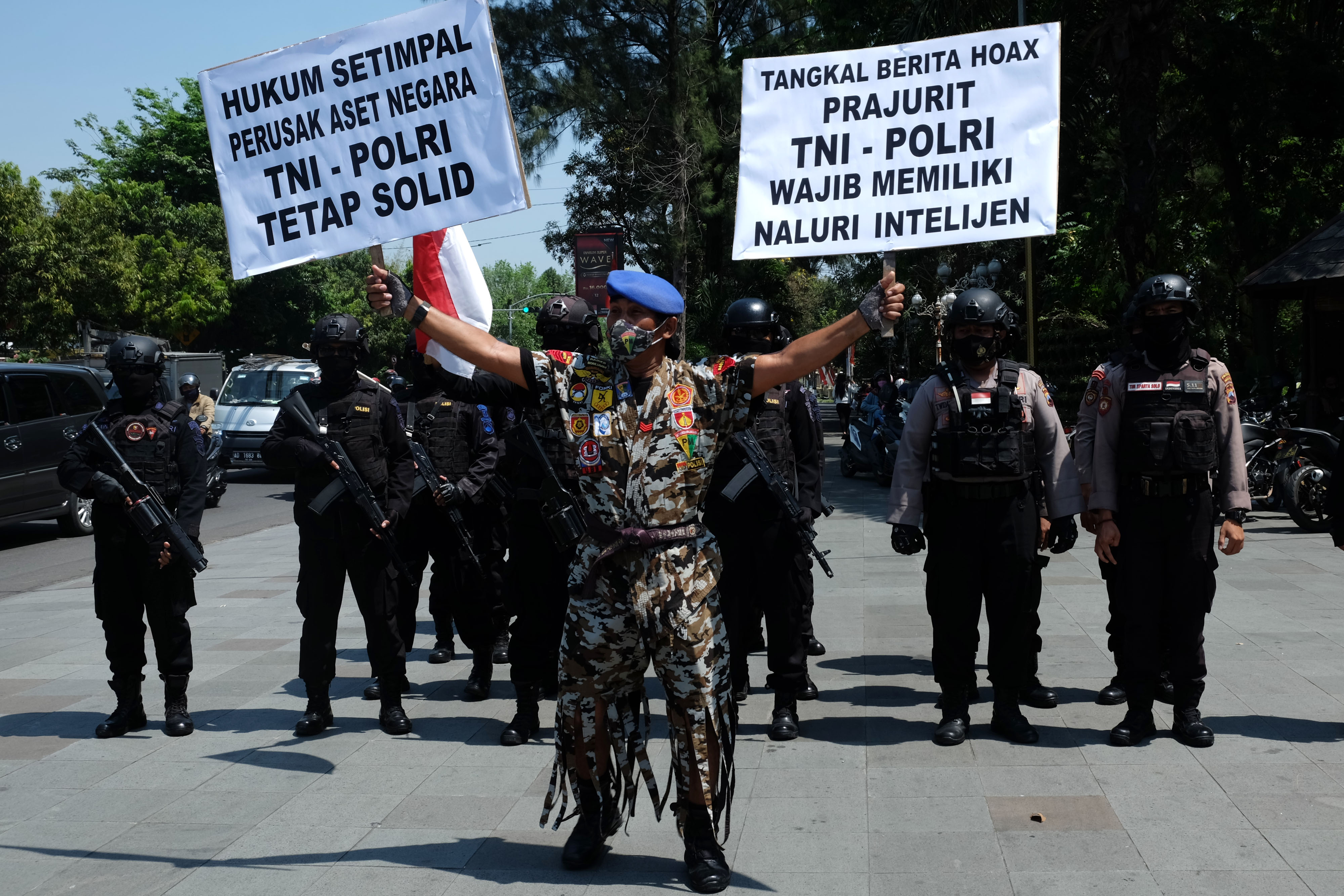 Aksi damai TNI-Polri Solid di Manahan, Solo, Jawa Tengah, Senin (31/8/2020).