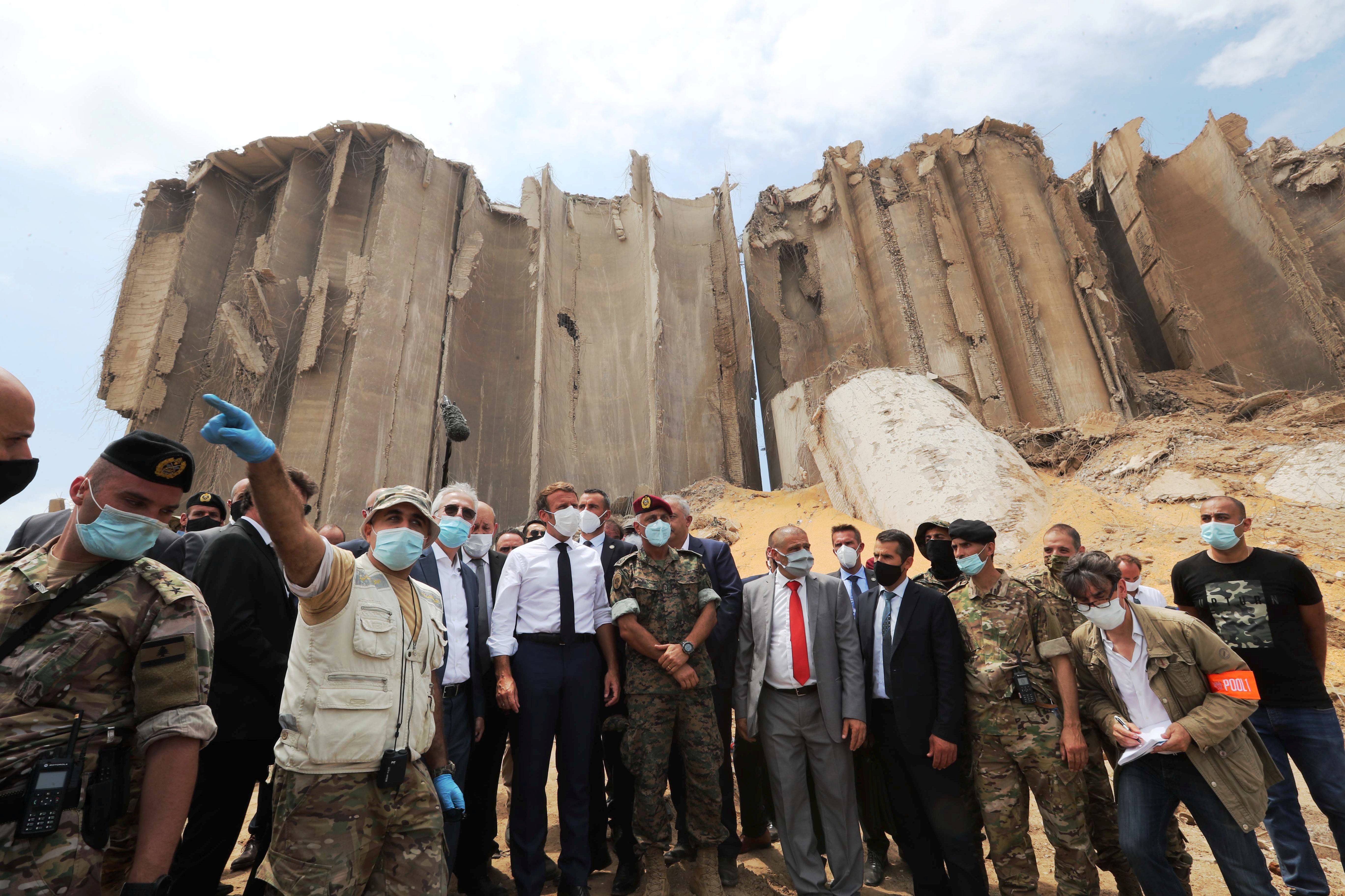 Presiden Prancis Emmanuel Macron (tengah kemeja putih) mengunjungi reruntuhan Pelabuhan Lebanon di Ibu Kota, Beirut. 