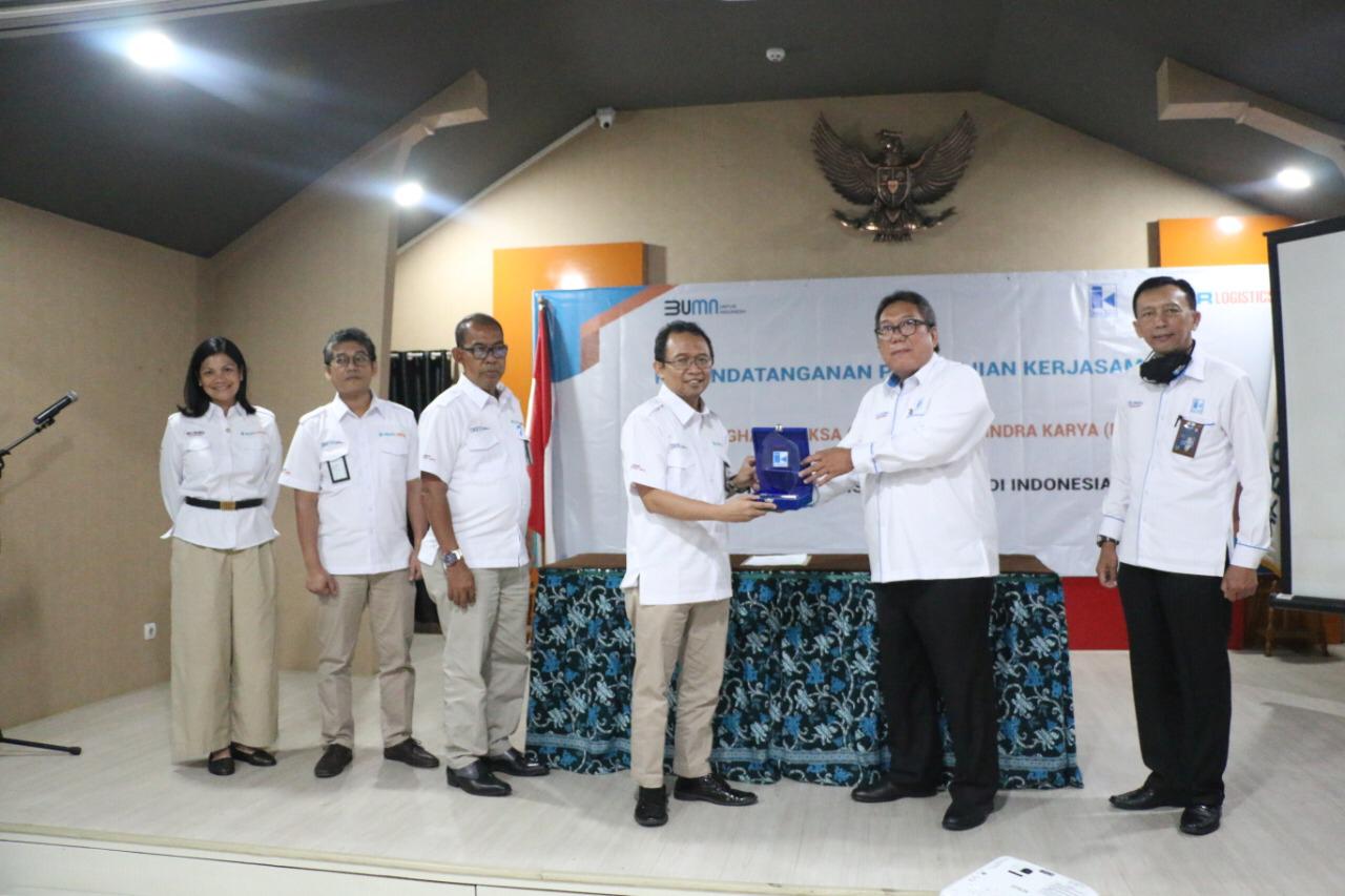 Penandatangan kolaborasi BUMN antara Indra Karya (Persero) dan Banda Ghara Reksa (Persero) untuk menghasilkan air minum dalam kemasan. 