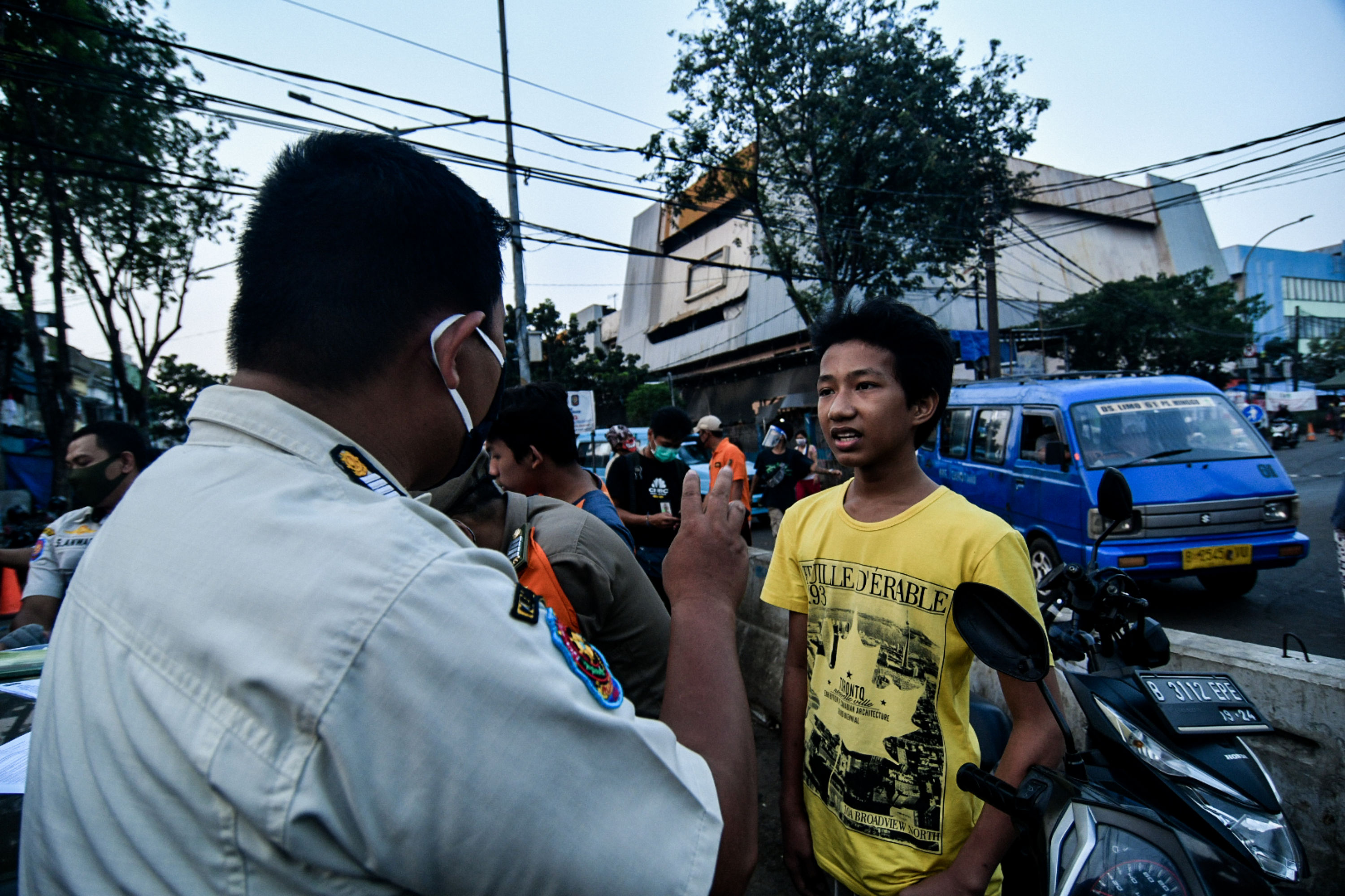 Petugas menindak pengendara yang tidak memakai masker di wilayah Pasar Minggu, Jakarta.