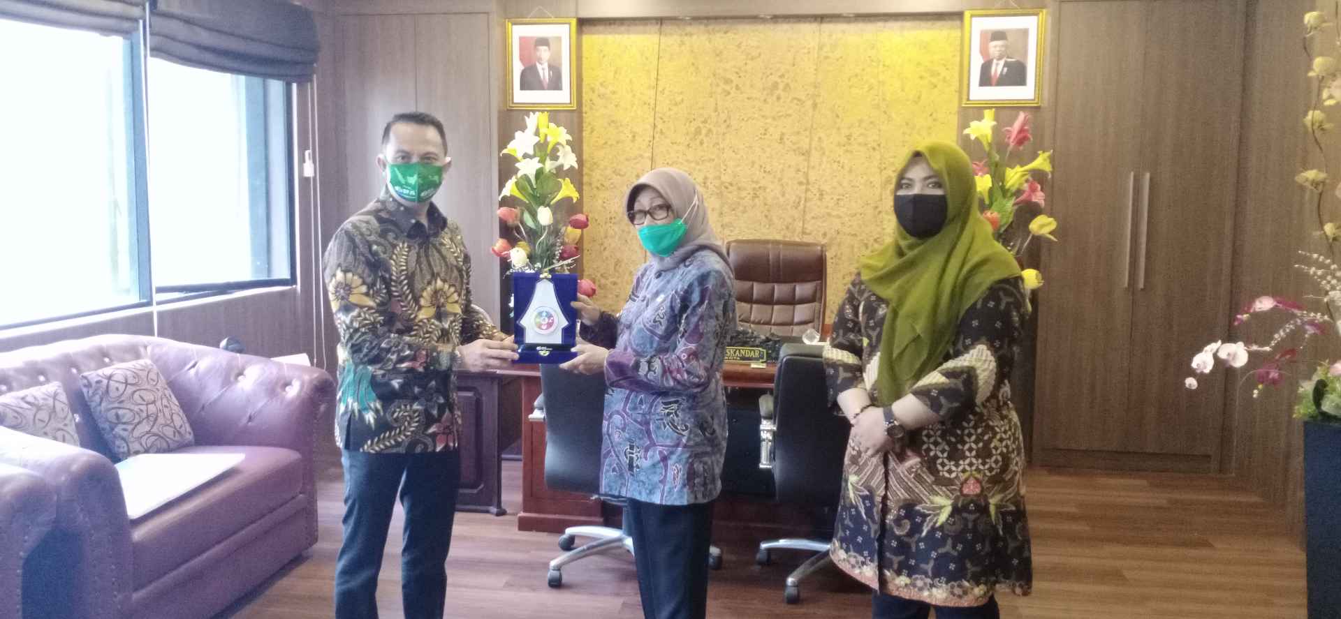 Deputi Direktur BPJAMSOSTEK wilayah Bali, Nusa Tenggara dan Papua, Deny Yusyulian serahkan bantuan ke Wakil Wali Kota Sorong Pahimah