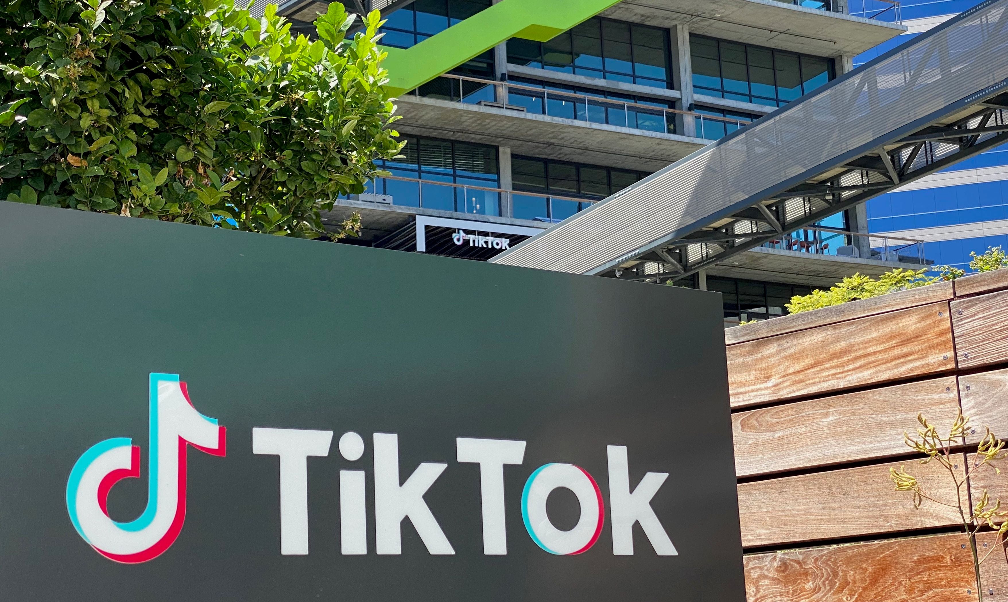 Logo Tiktok terlihat di kantor perusahaan itu di Culver City, Los Angeles, Amerika Serikat.