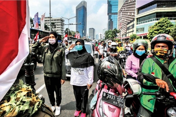 Warga memberi hormat saat ikut memperingati detik-detik Proklamasi Kemerdekaan Republik Indonesia di kawasan Bundaran HI,  Jakarta, kemarin