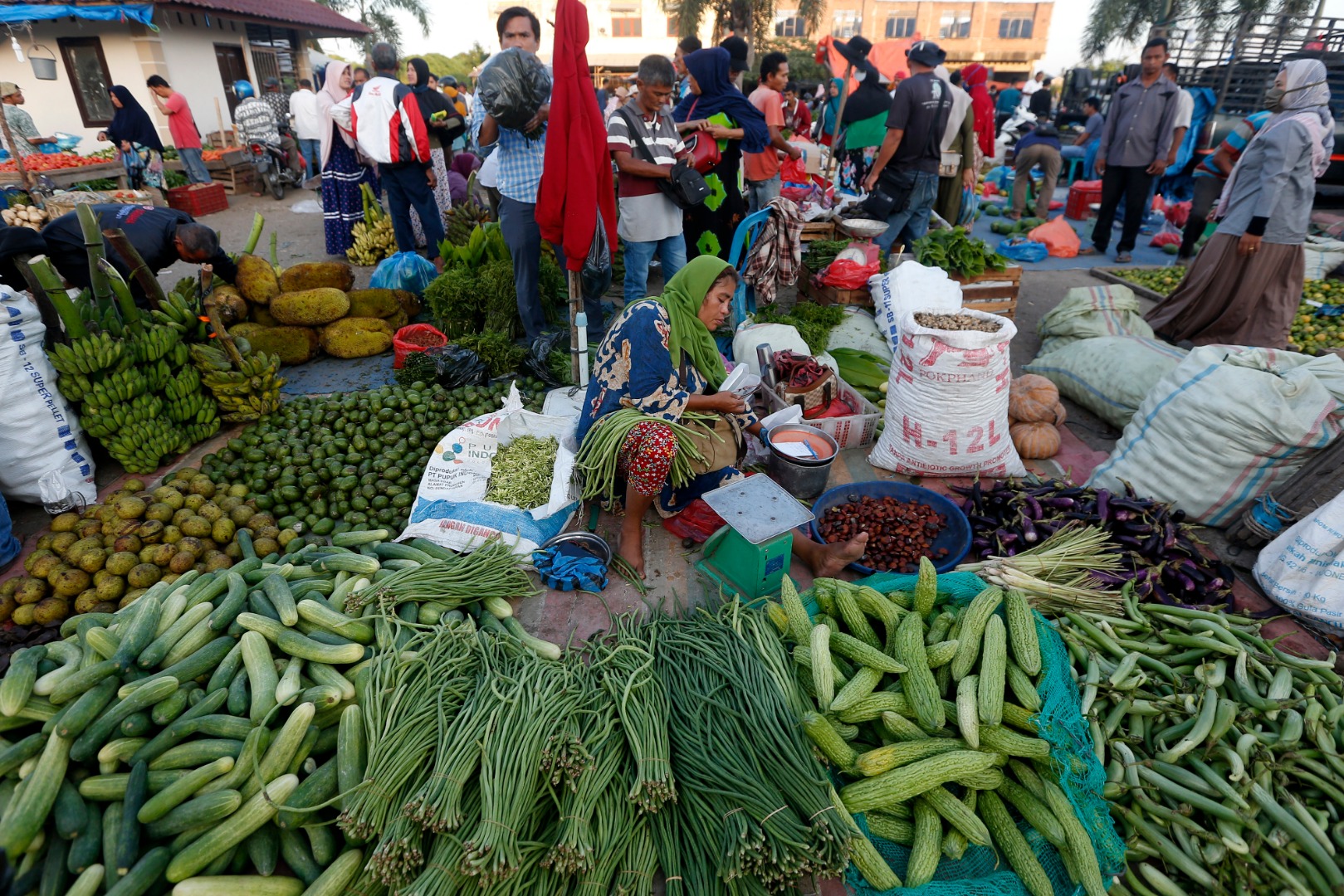 Aktivitas pedagang di pasar tradisional Lambaro, Aceh.