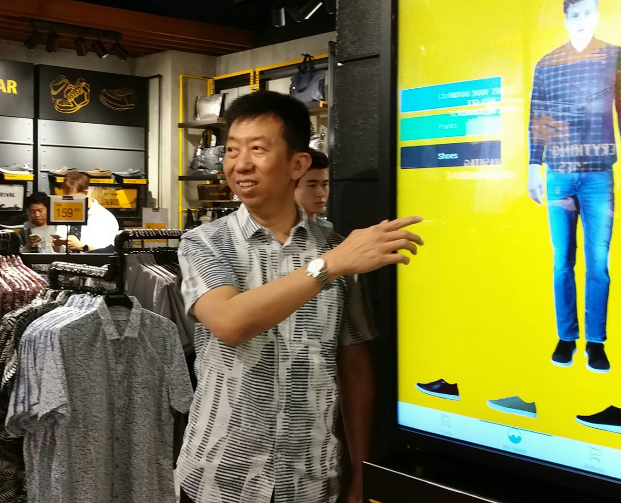  Bisnis fashion di Tanah Air kembali menggeliat di era adaptasi kebiasaan baru.