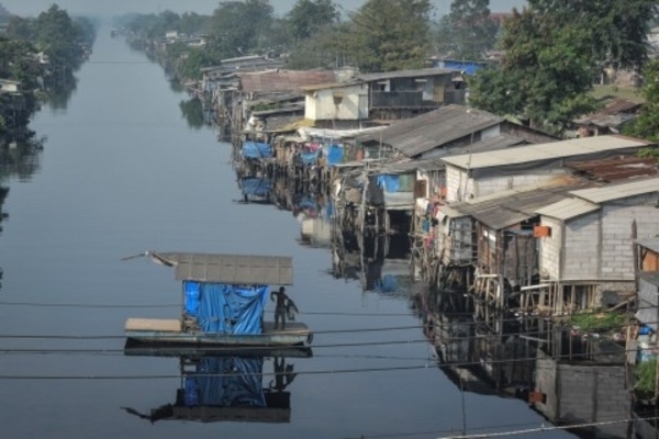 Ilustrasi -- Permukiman penduduk di bantaran Kali Cakung Drain, Jakarta