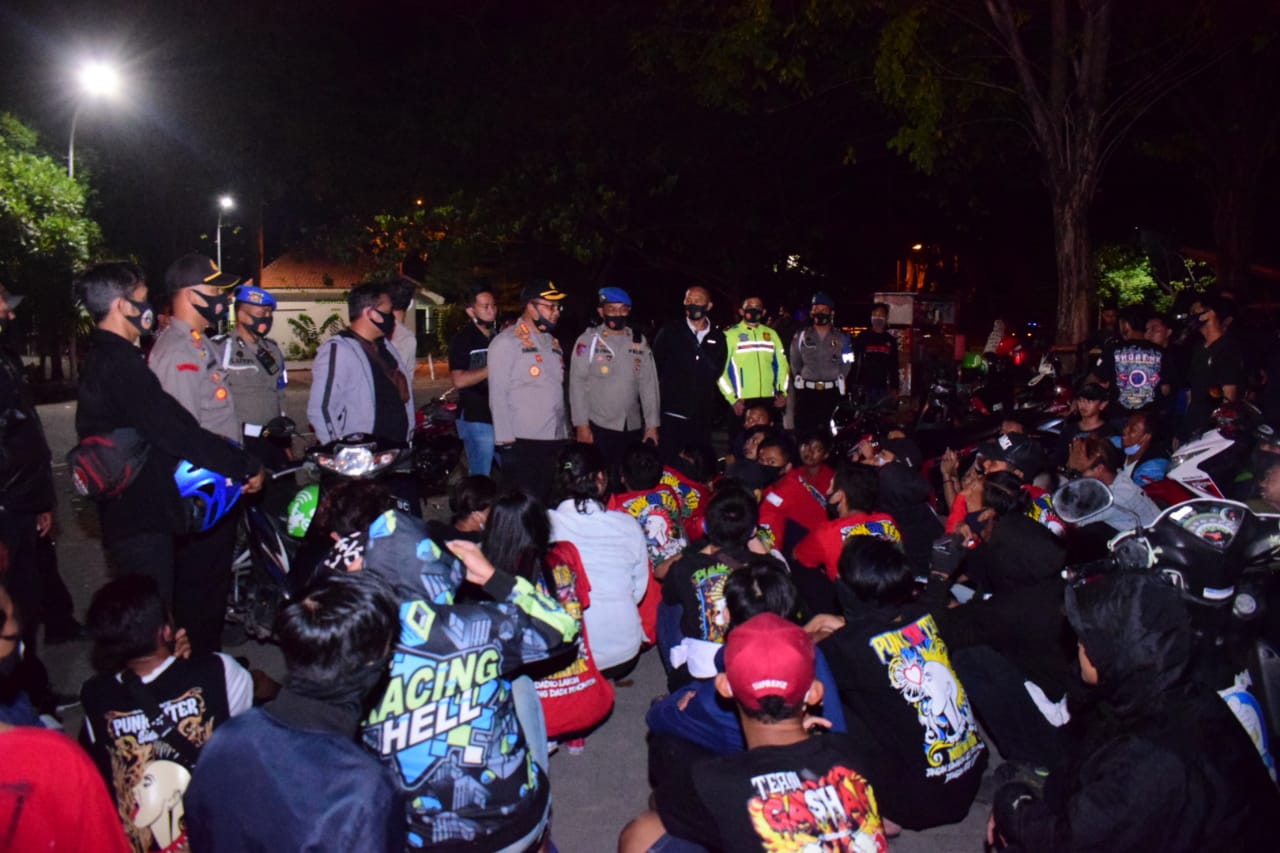 Ada sedikitnya 58 oknum pesilat yang digelandang ke kantor polisi. 