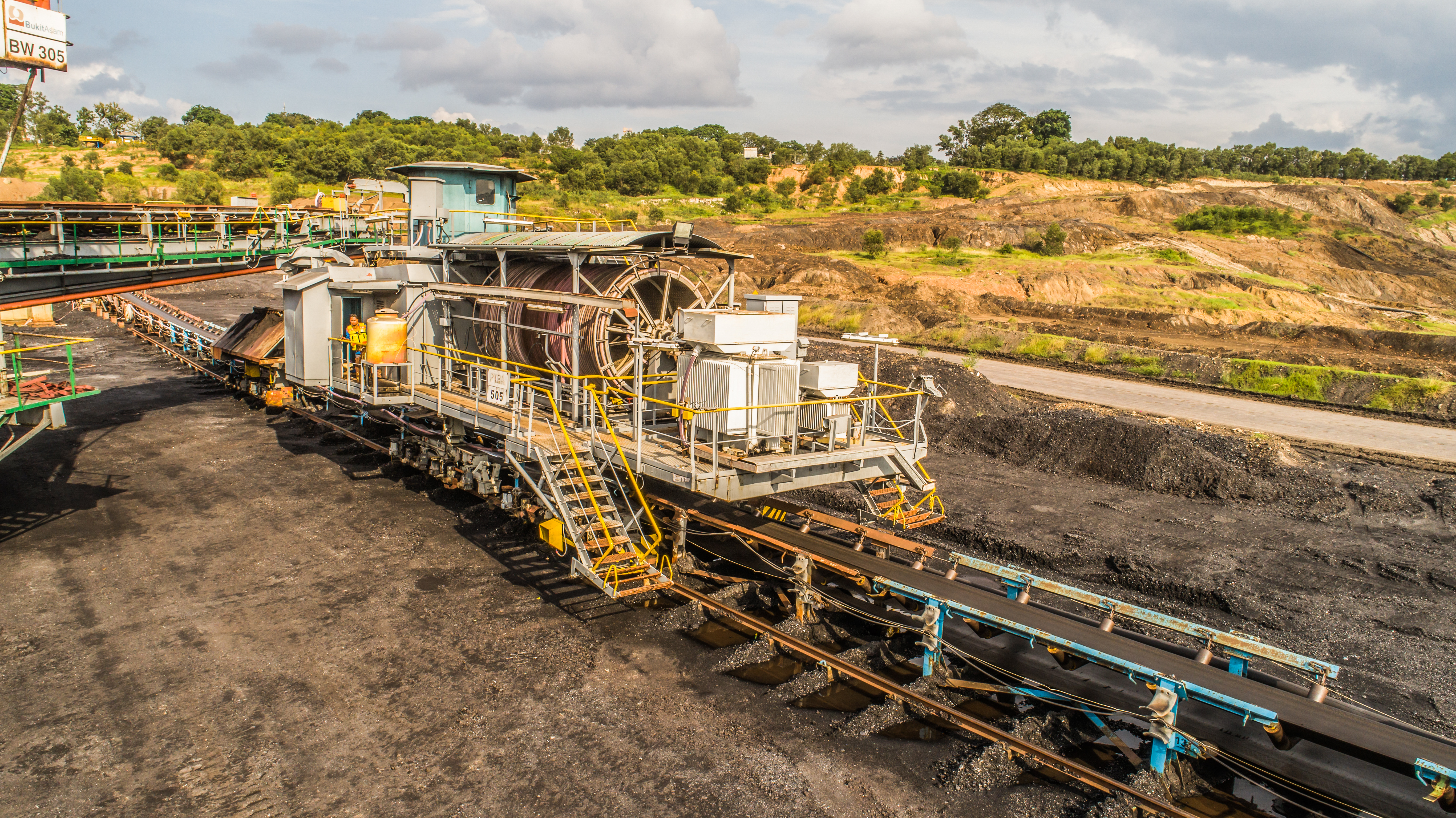 Kegiatan penambangan batu bara di PT Bukit Asam Tbk (PTBA).  