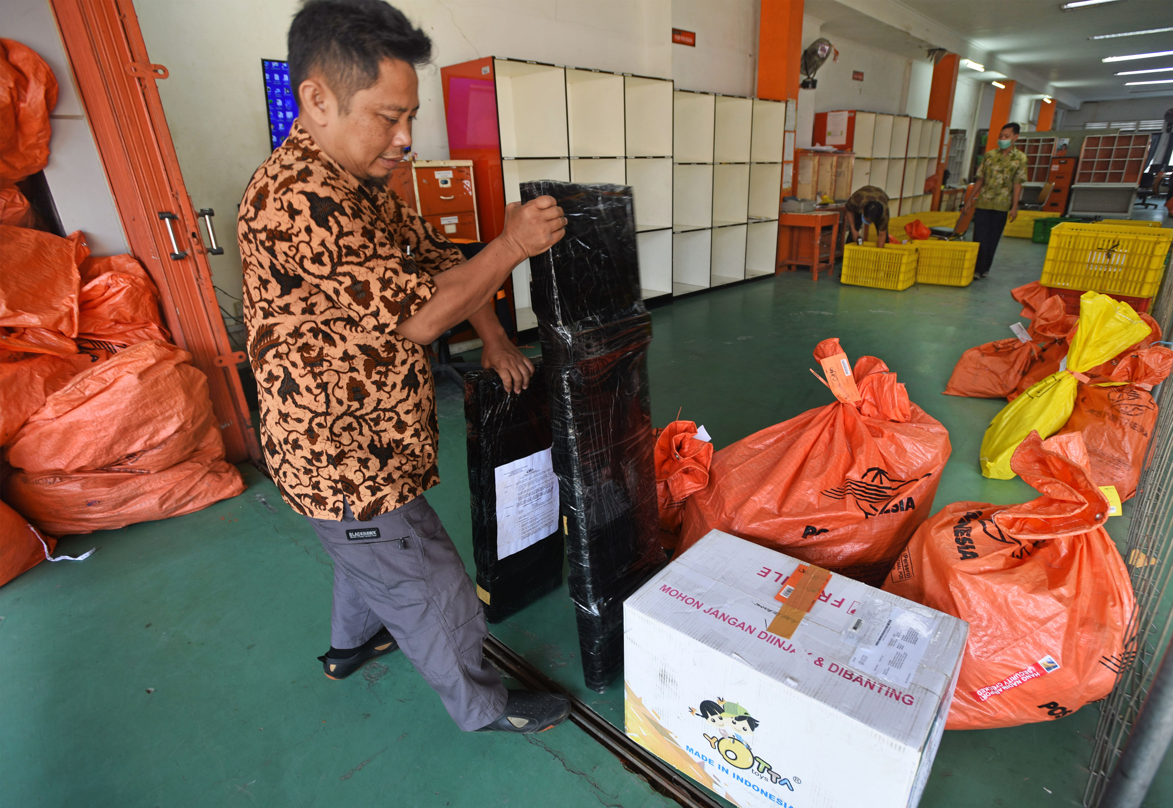 Petugas menyiapkan paket sebelum didistribusikan ke alamat tujuan. Selama masa pandemi volume lalu lintas pengiriman paket meningkat.