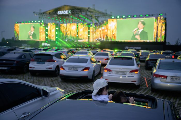 Ilustrasi konser musik yang dinikmati secara drive in.