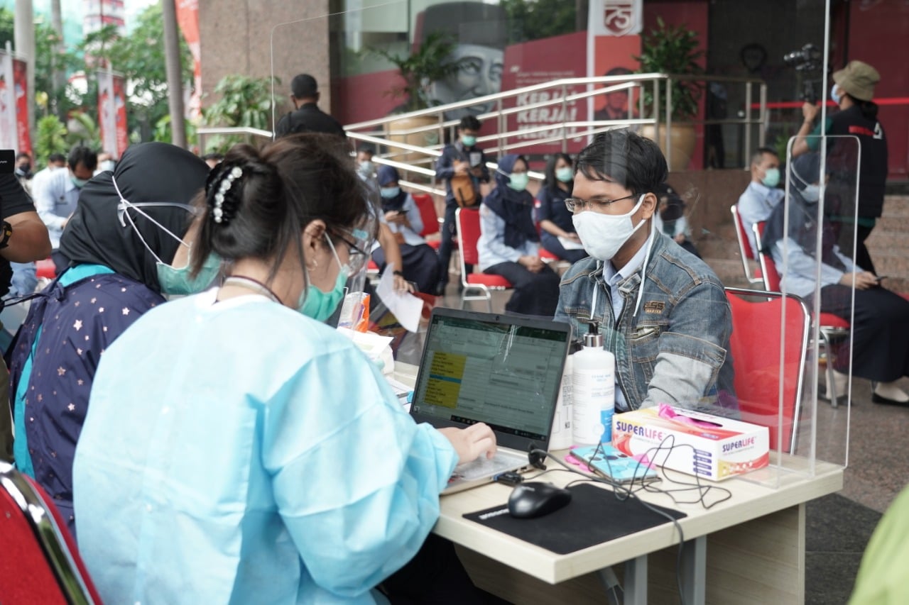 Tes usap covid-19 secara massal di kantor Direktorat Jenderal (Ditjen) Imigrasi, Senin (24/8). Tes berlangsung hingga esok untuk 675 pegawai