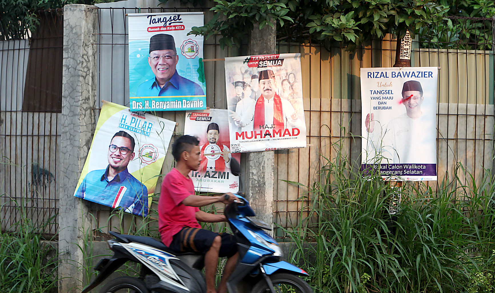  Poster bakal calon kepala daerah terpampang di sejumlah wilayah di kawasan Serpong, Tangerang Selatan, Banten, kemarin