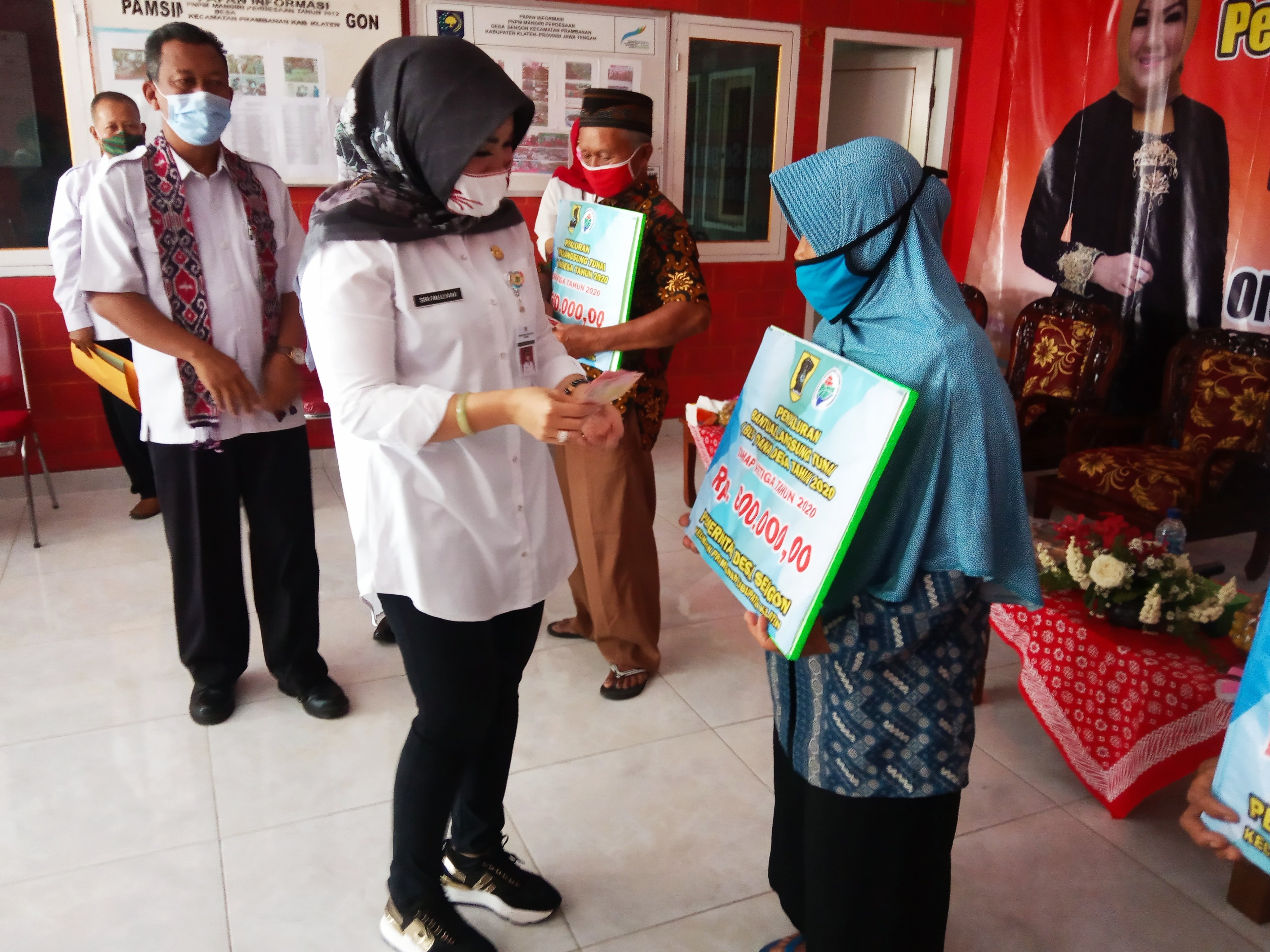 Penyaluran BLT DD oleh Bupati Klaten Sri Mulyani. 