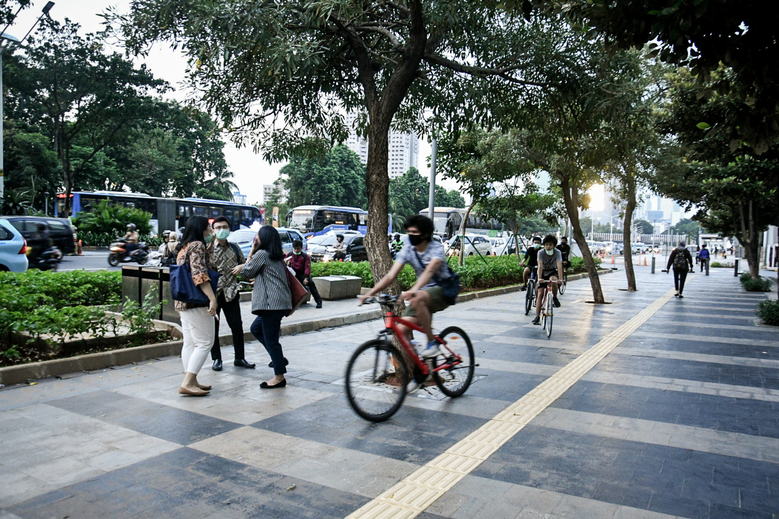  Pesepeda melintasi trotoar kawasan Jalan Jenderal Sudirman-MH Thamrin, Jakarta, 