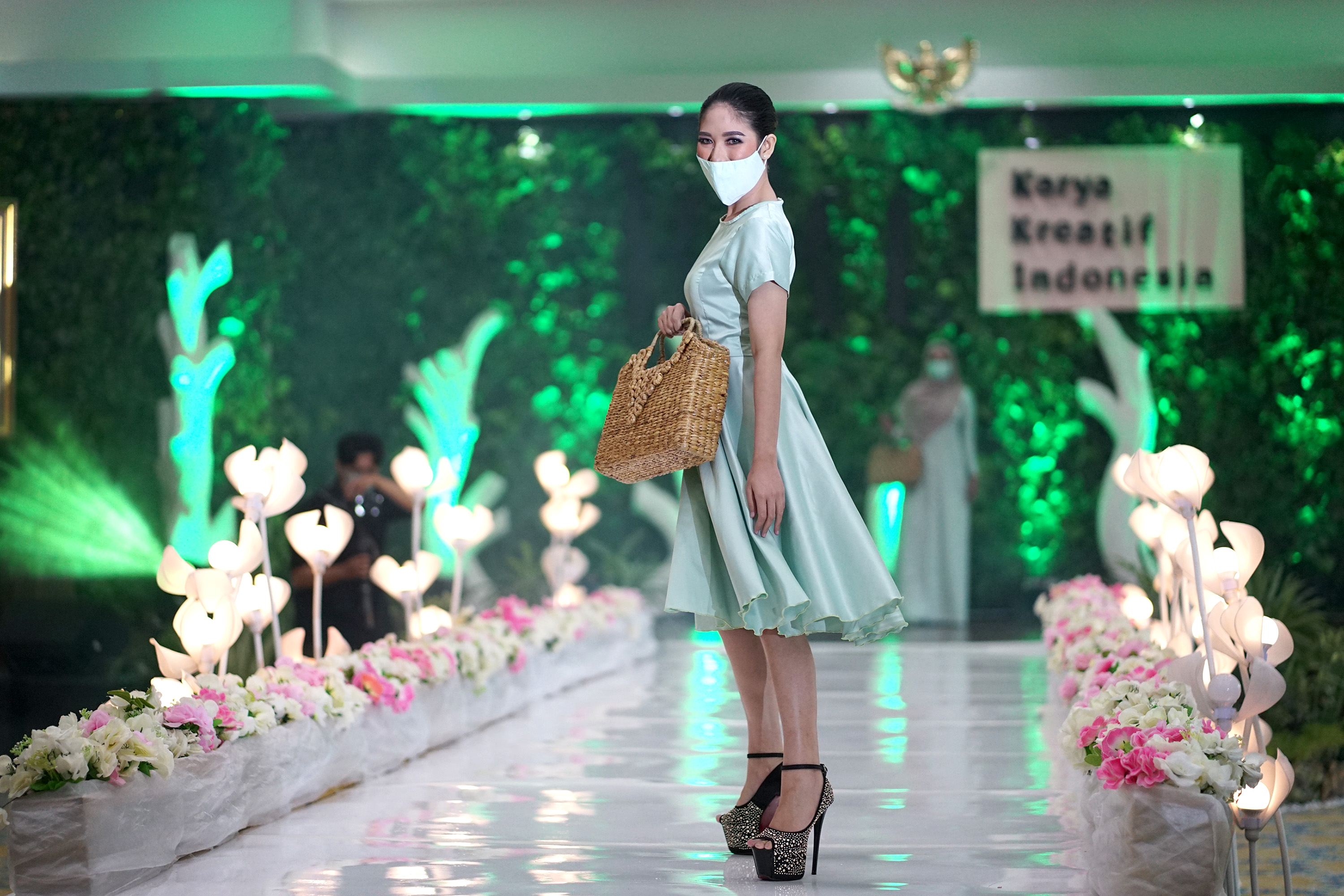 Seorang model membawa tas kerajinan dari eceng gondok karya perancang Gorontalo pada kegiatan Karya Kreatif Indonesia (KKI) 2020.