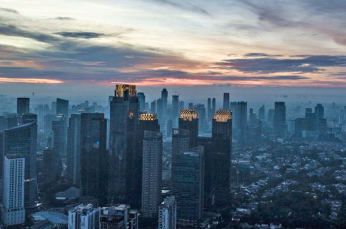 Foto udara suasana perkantoran saat matahari terbit di Jakarta, Selasa (26/5).
