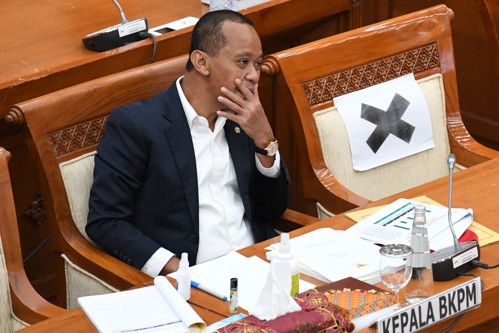 Kepala Badan Koordinasi Penanaman Modal (BKPM) Bahlil Lahadalia mengikuti rapat kerja bersama Komisi VI DPR di Kompleks Parlemen Senayan 