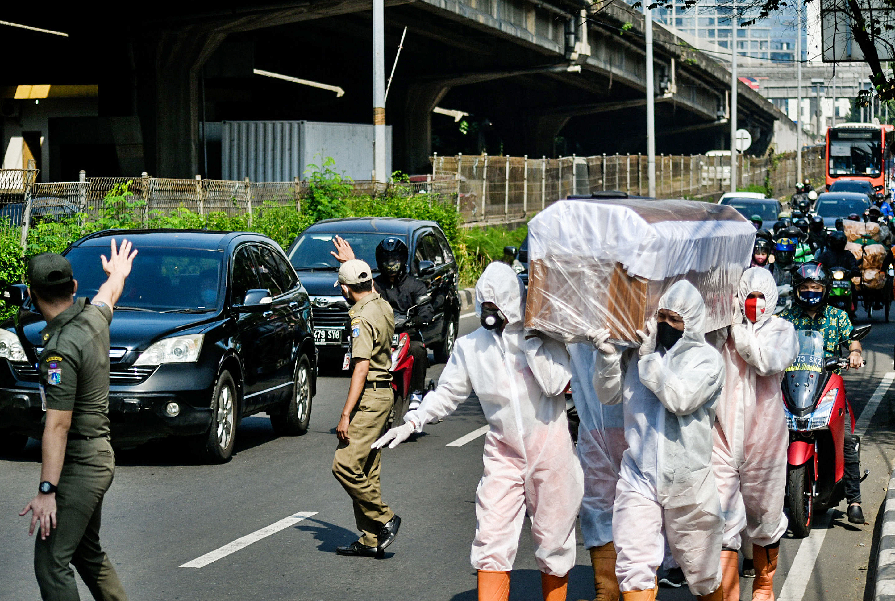 Petugas gabungan dan Kecamatan dan Polsek Cilandak melakukan sosialisasi bahaya Covid-19
