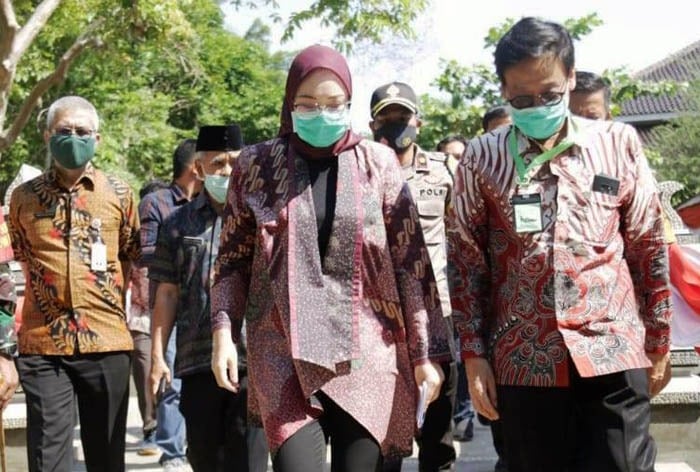 Bupati Purwakarta Anne Ratna Mustika dan Kepala Badan Penyuluhan dan Pengembangan SDM Pertanian Dedi Nursyamsi .