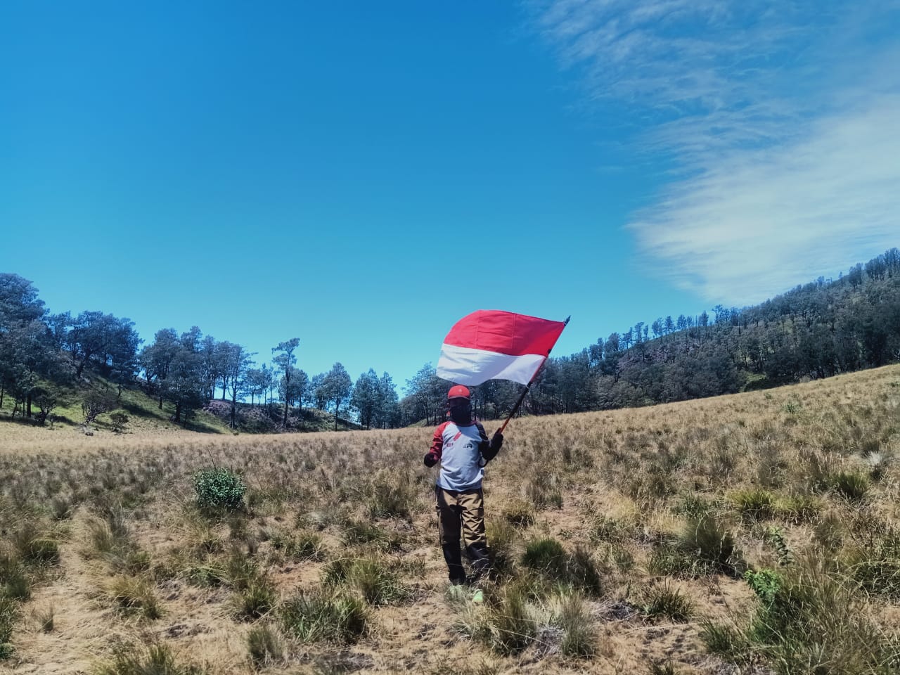 Siswa SDIT Islamcity Fayyadh Qaishar Syafiq, 12, merayakan HUT RI ke 75 di Puncak Hargo Dumilah Gunung Lawu, Senin (17/8/2020)