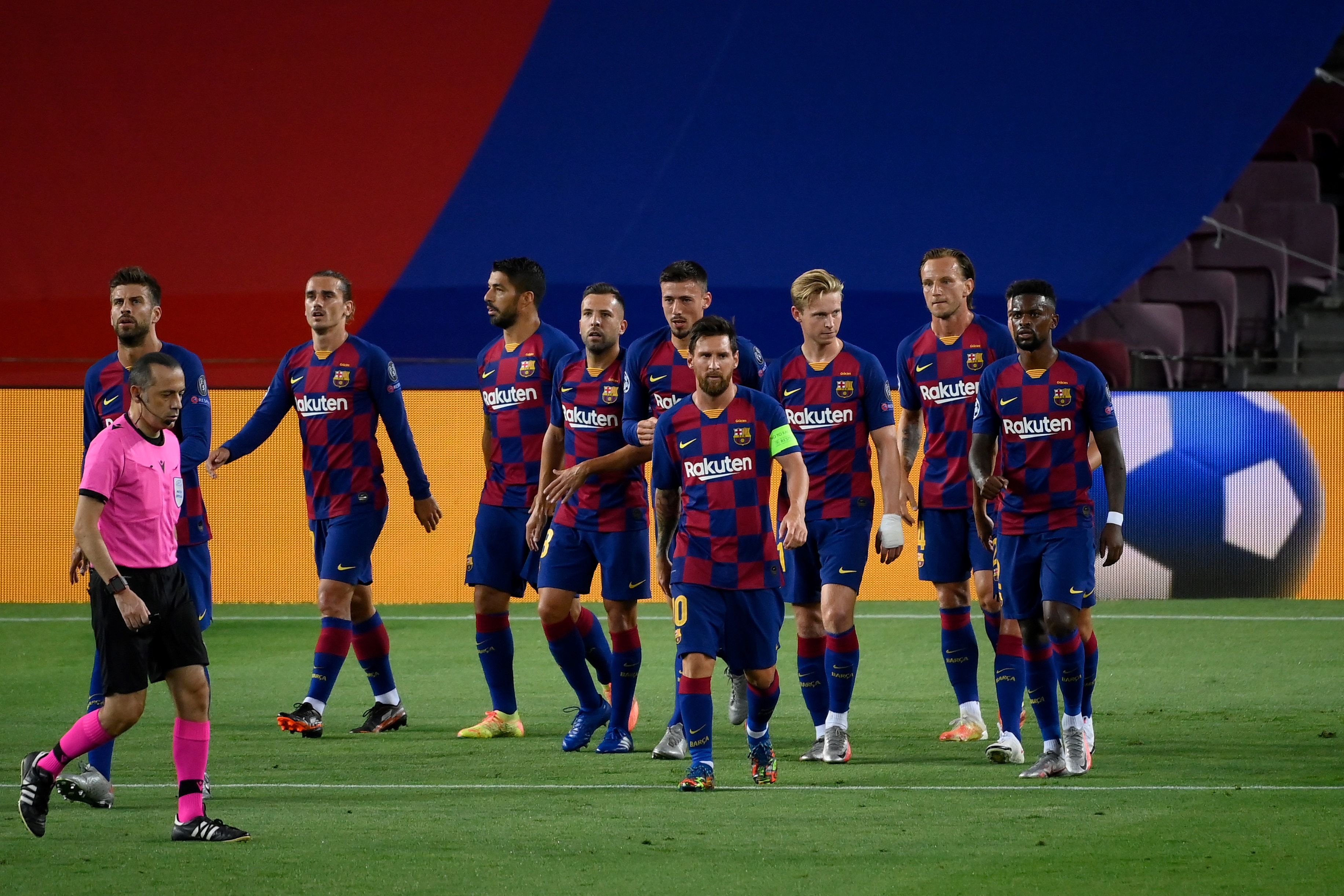 Para pemain Barcelona merayakan gol mereka ke gawang Napoli yang dicetak Clement Lenglet. 