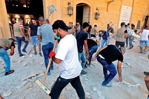  Warga Libanon membersihkan puing-puing di Masjid Mohammed al-Amin, dampak ledakan dahsyat di kawasan pelabuhan di Beirut