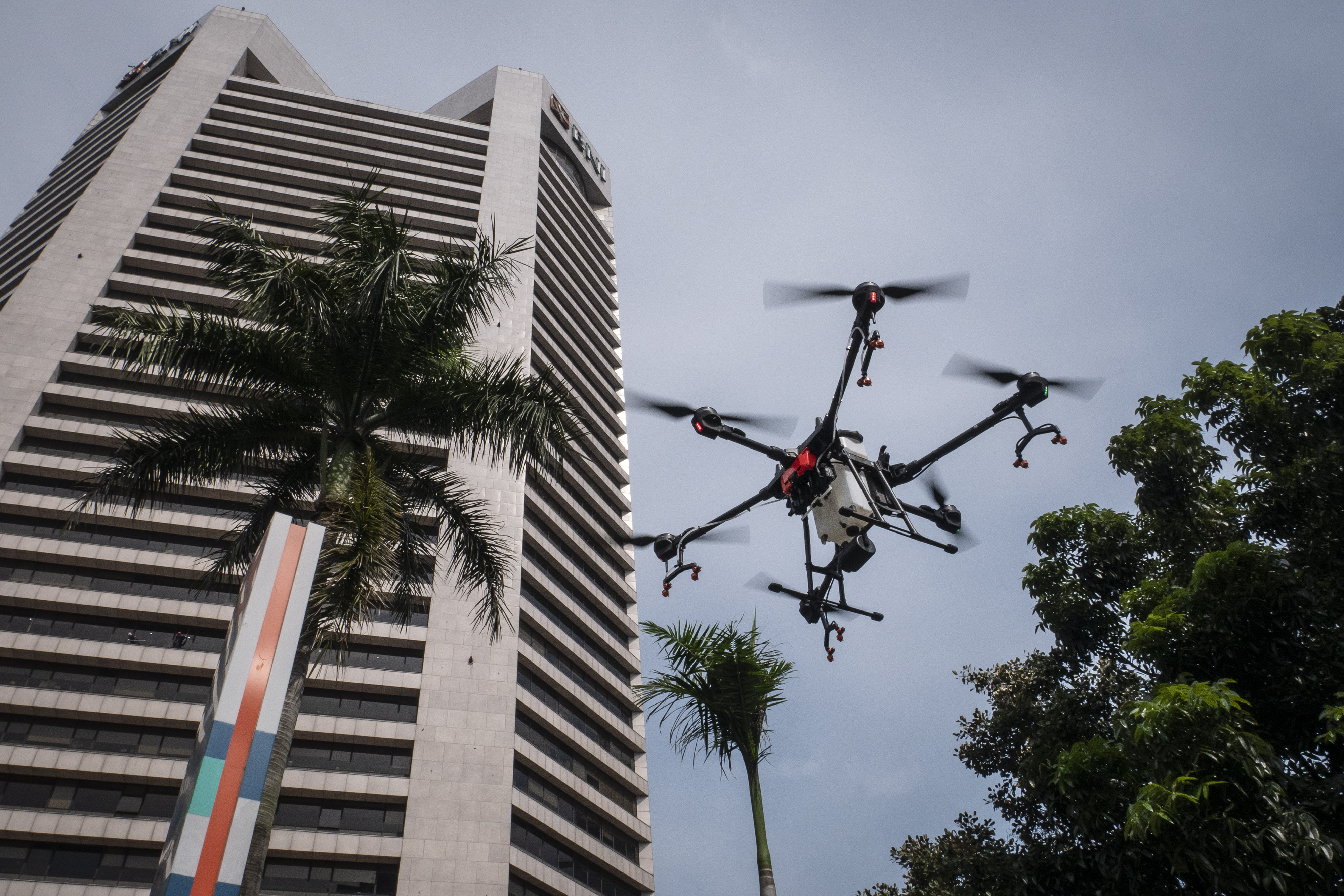 Penyemprotan disinfektan menggunakan drone di salah satu perkantoran di Jakarta